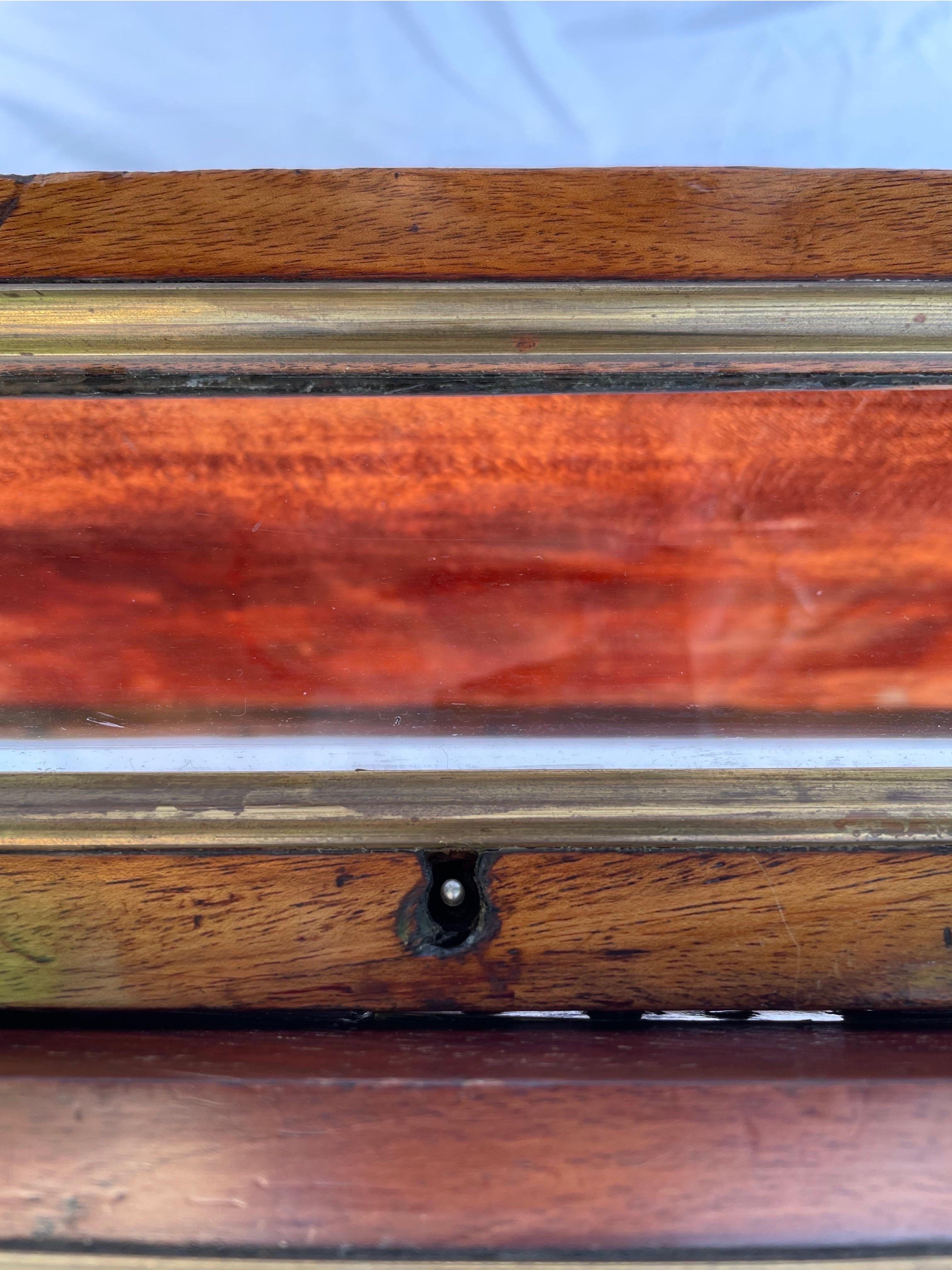 Table Vitrine française de style Louis XVI en laiton incrusté Bon état - En vente à W Allenhurst, NJ