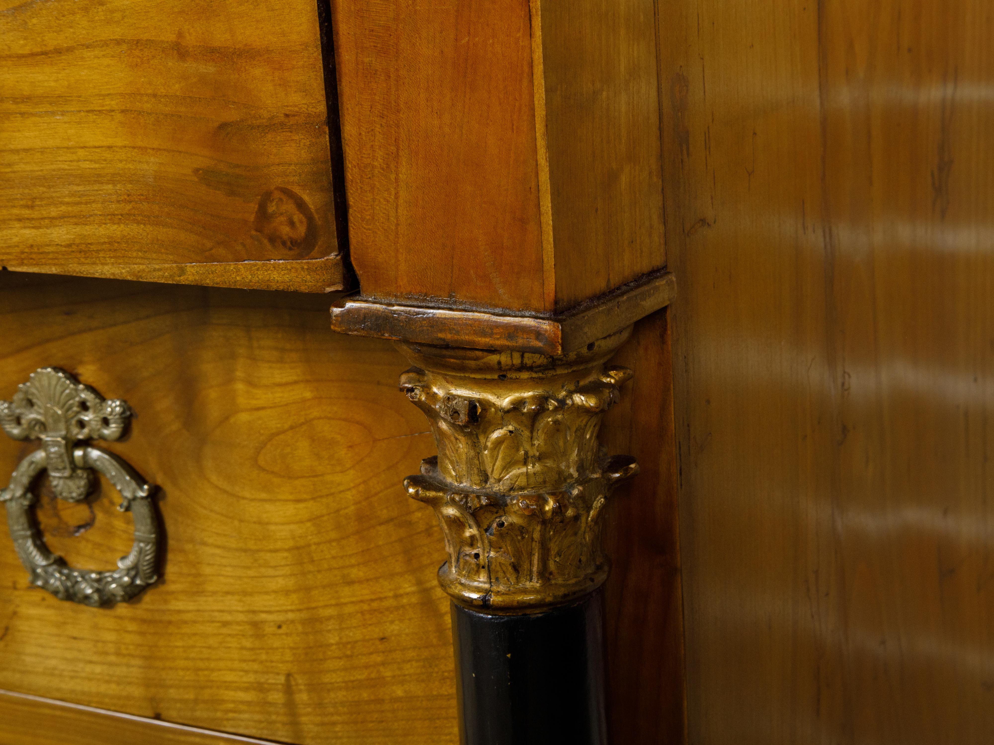 Französische Empire-Kommode aus Obstholz mit vier Schubladen und korinthischen Säulen in Ebonisierung im Zustand „Gut“ im Angebot in Atlanta, GA
