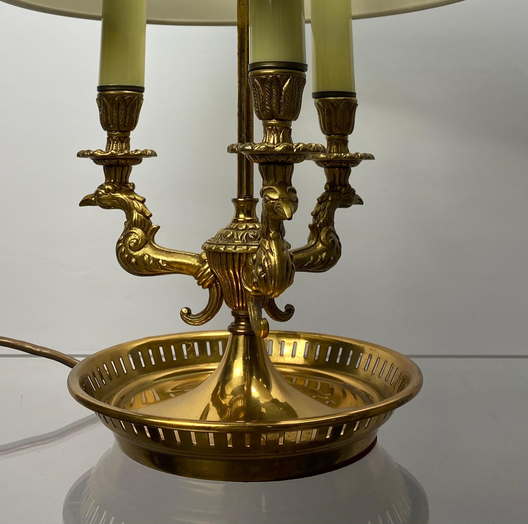 Lampe bouillotte Empire française en bronze doré avec 3 bras d'aigle en vente 2