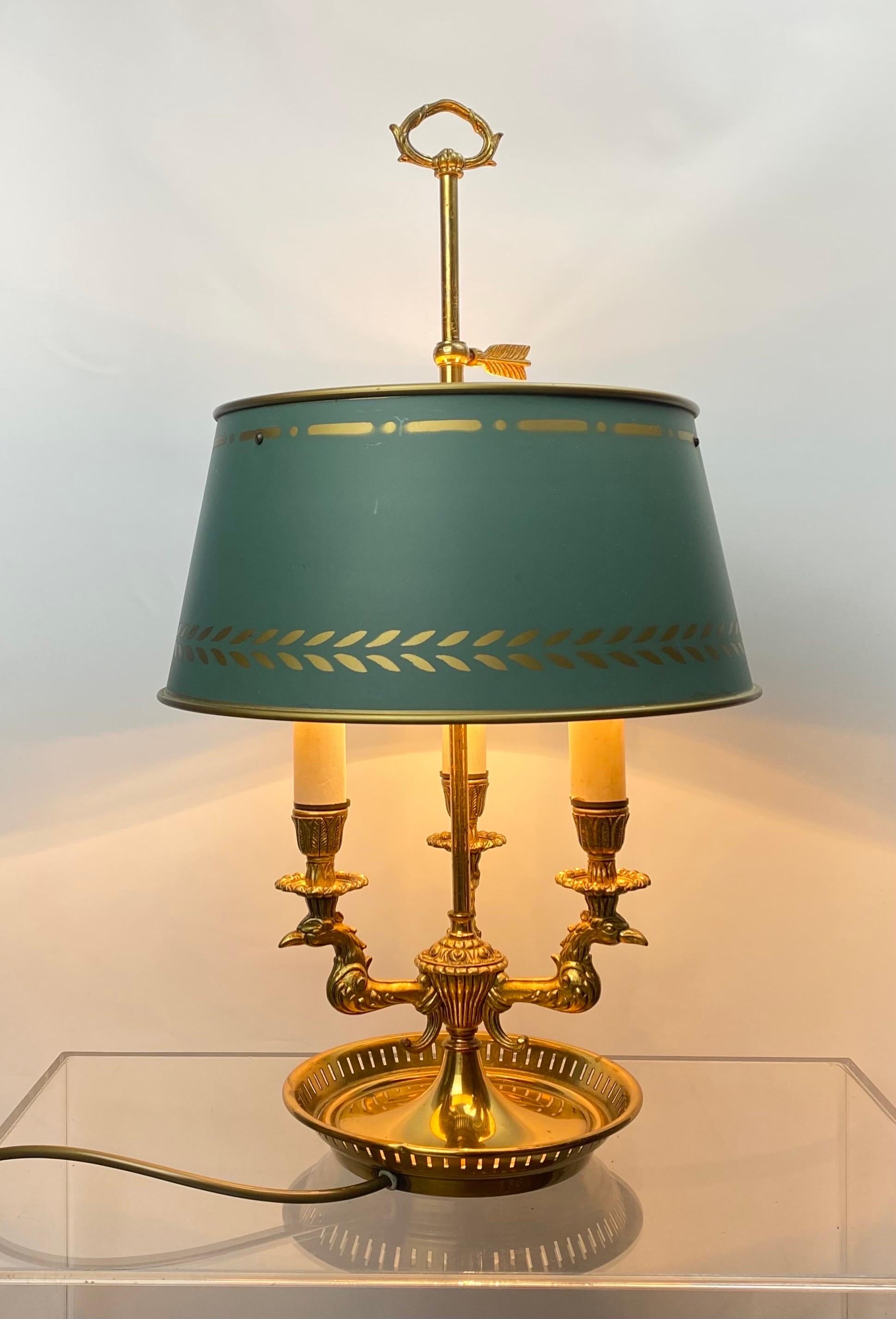 Eine schöne 20. Jahrhundert klassische Französisch Empire vergoldete Bronze Bouillotte Lampe mit 3 skulpturalen Eagle Arms .
Die Bouillotte-Lampe hat einen klassischen dunkelgrün lackierten Schirm mit goldenem Blattdekor, verstellbar.
 