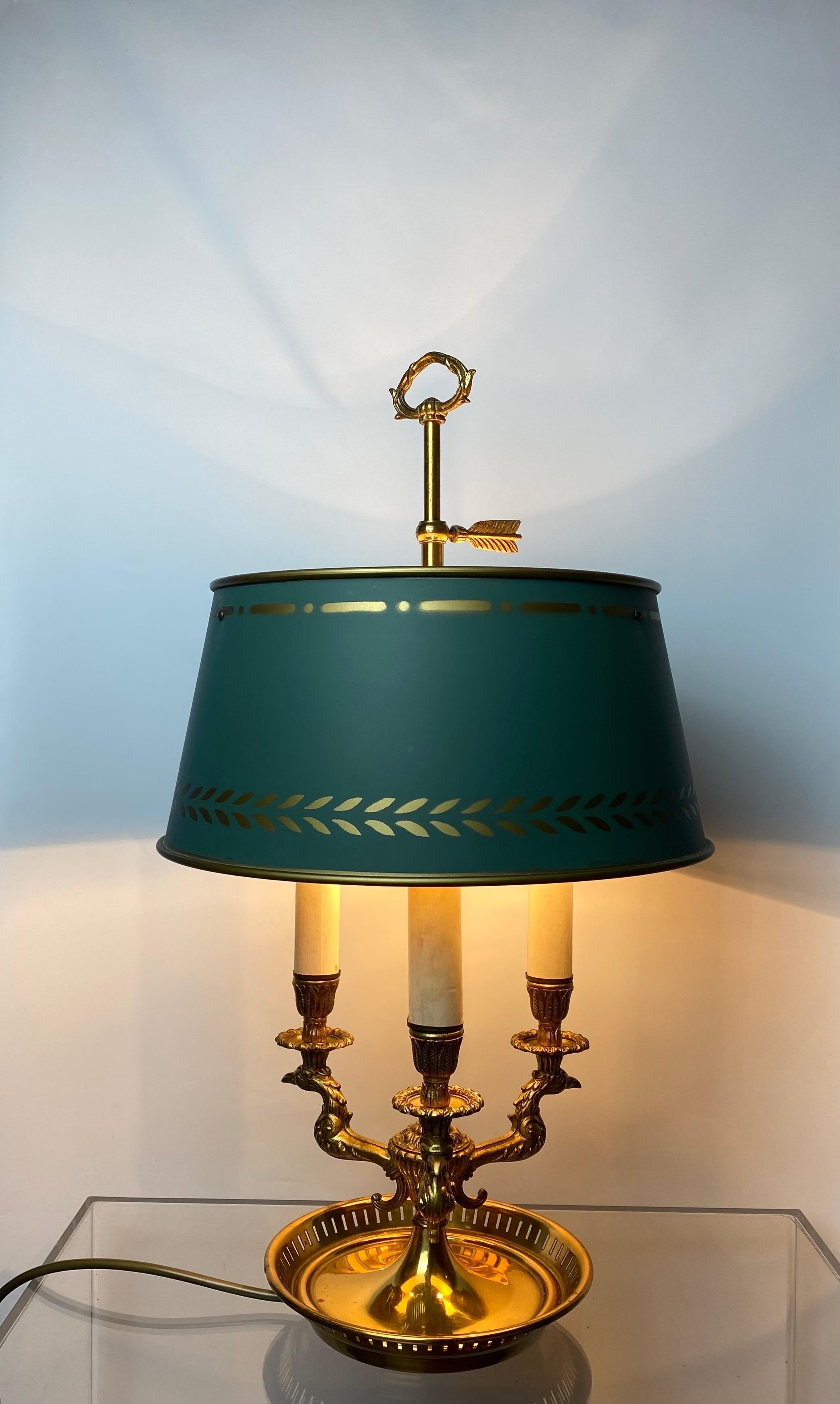 Französisches Empire Vergoldete Bronze Bouillotte Lampe mit 3 Adlerarmen im Angebot 1