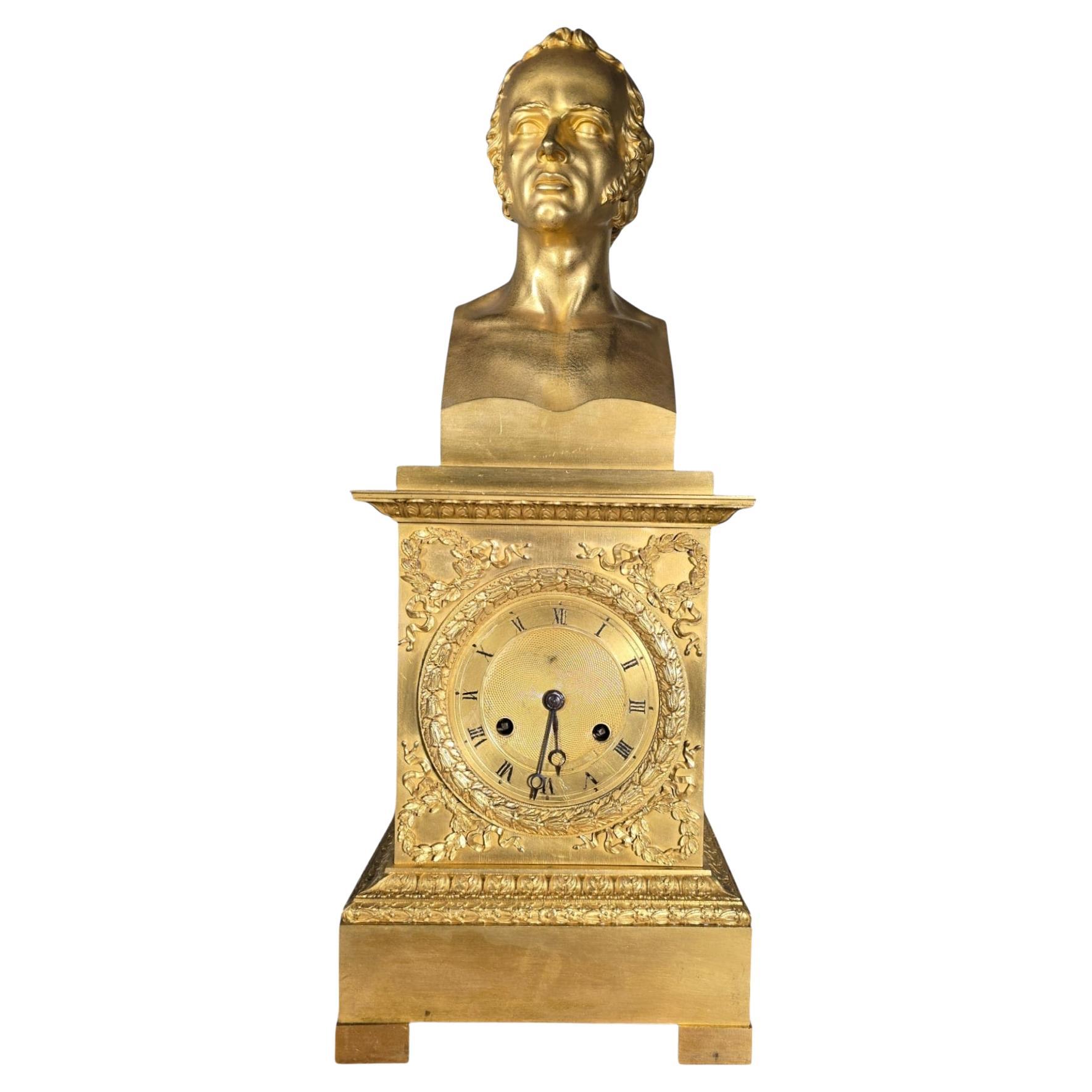 Reloj de repisa de bronce dorado Imperio Francés