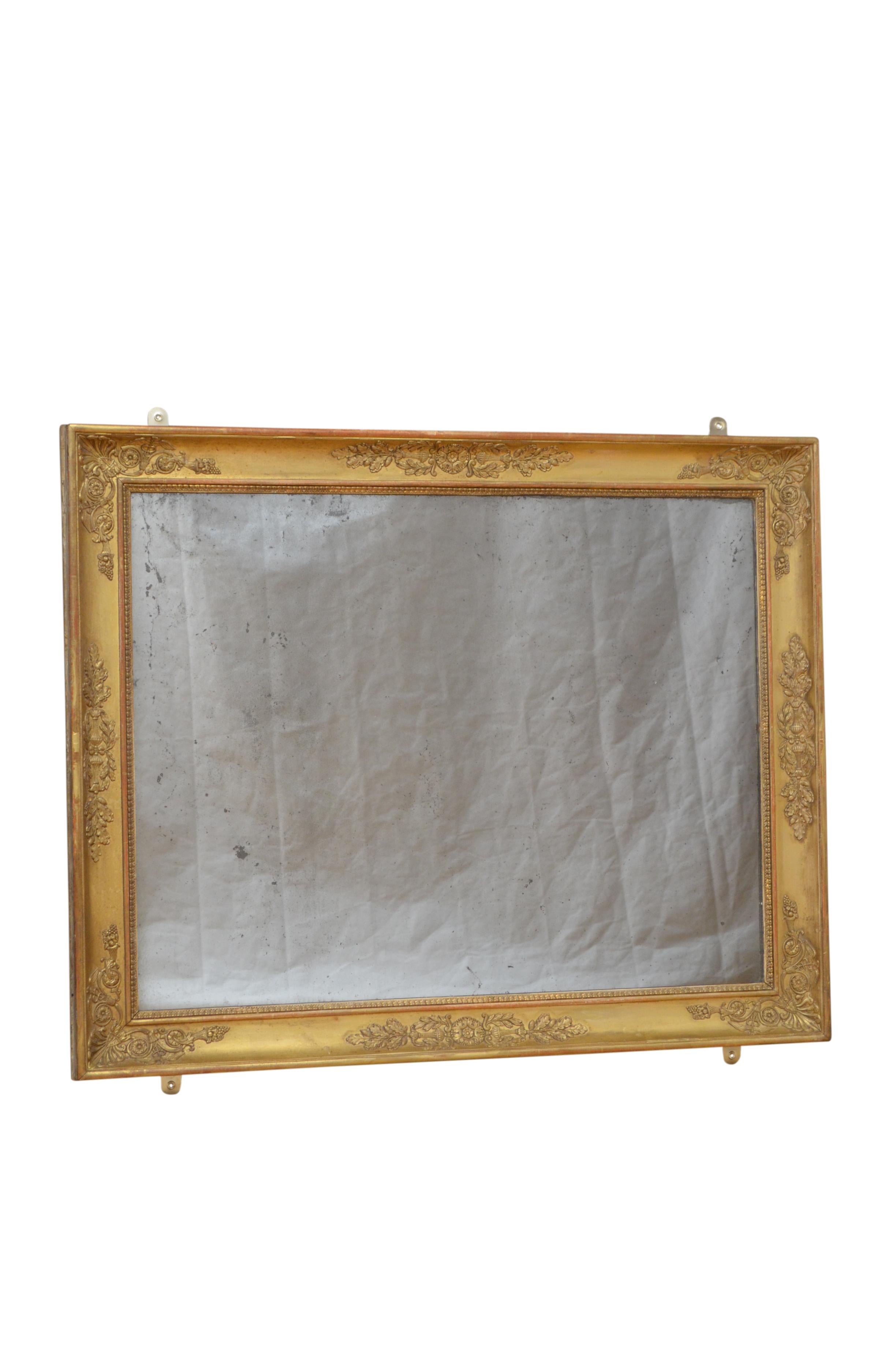 P0150 Miroir mural doré du XIXe siècle, pouvant être positionné horizontalement ou verticalement, avec un verre renard dans un cadre sculpté et doré, décoré de motifs floraux complexes comprenant une feuille de chêne avec des glands, une corne