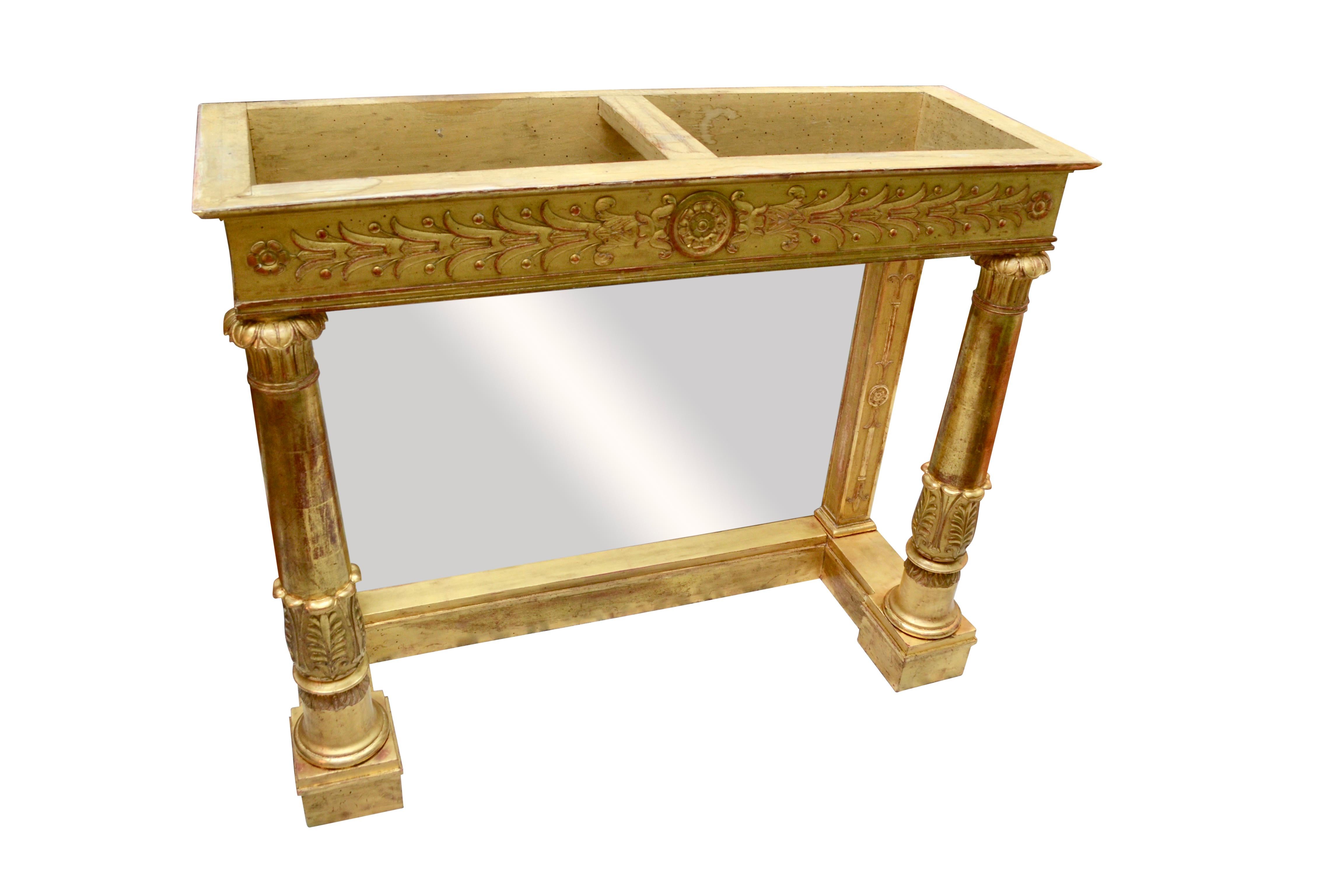 Console d'époque Empire française en bois de hêtre doré, avec un plateau en marbre blanc et un fond en miroir. La console a deux pieds tournés à l'avant avec une décoration sculptée en haut et en bas. La frise est décorée d'une rosette centrale