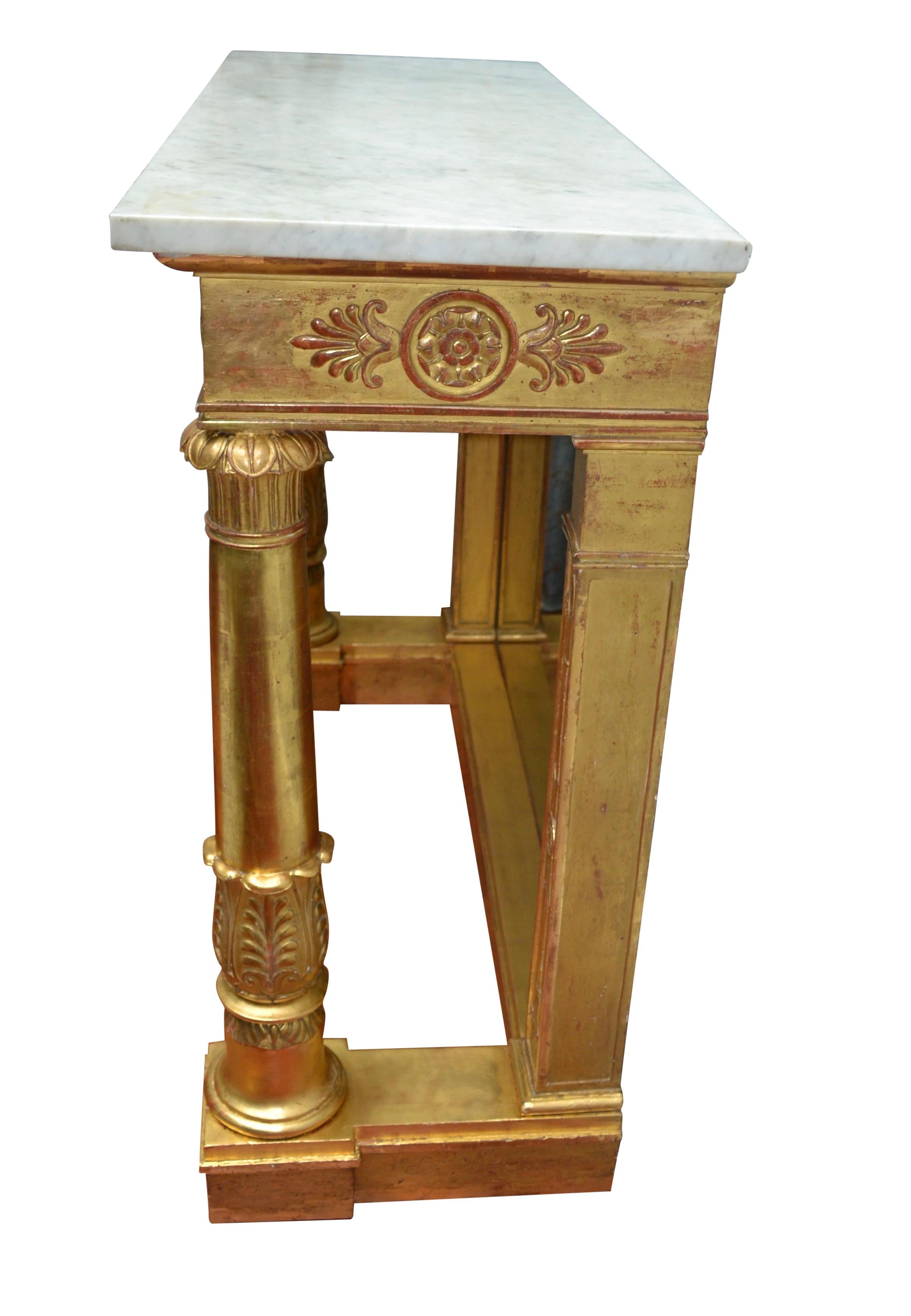 Doré Console Empire française en bois doré surmontée de marbre, estampillée  Pierre Belange en vente