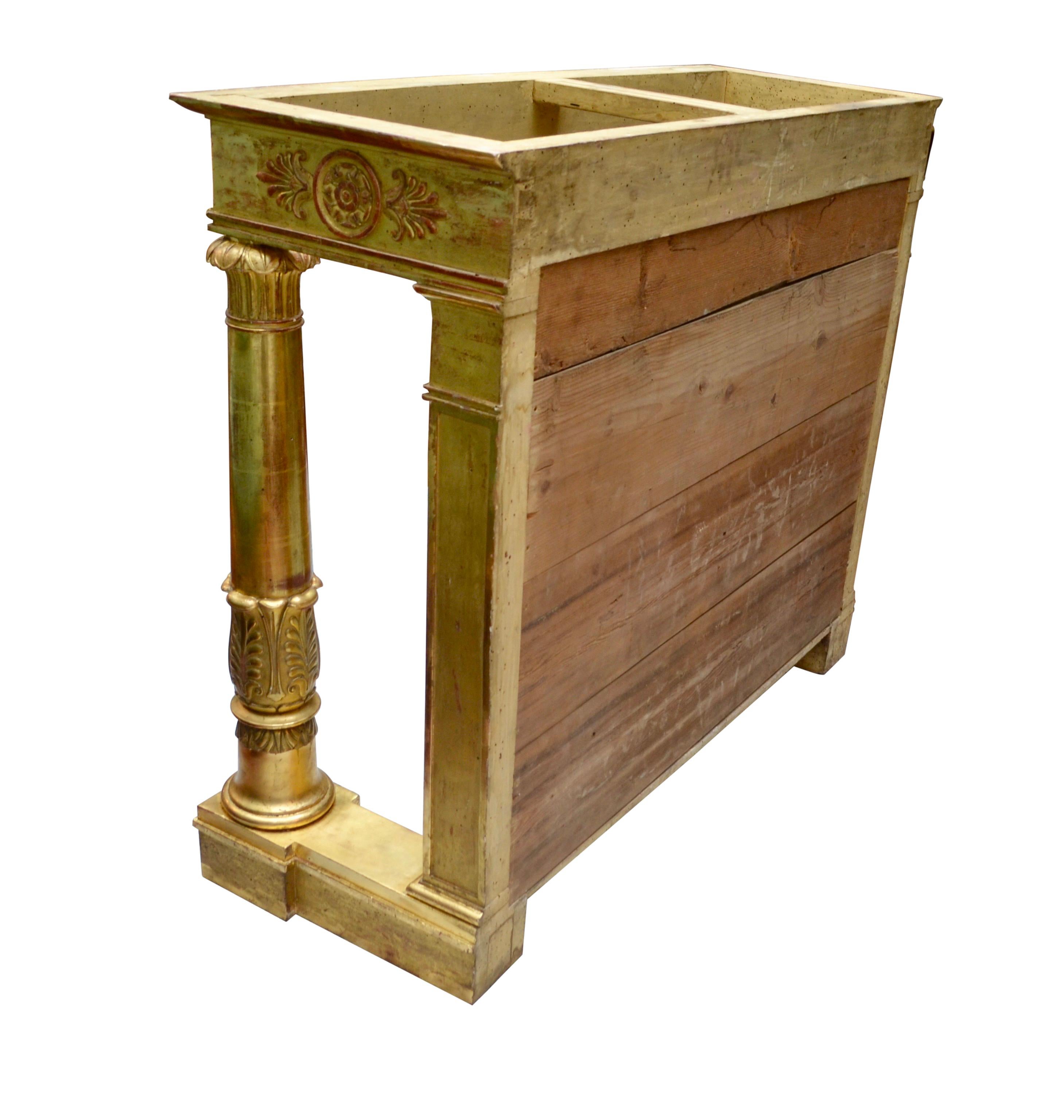 Début du XIXe siècle Console Empire française en bois doré surmontée de marbre, estampillée  Pierre Belange en vente