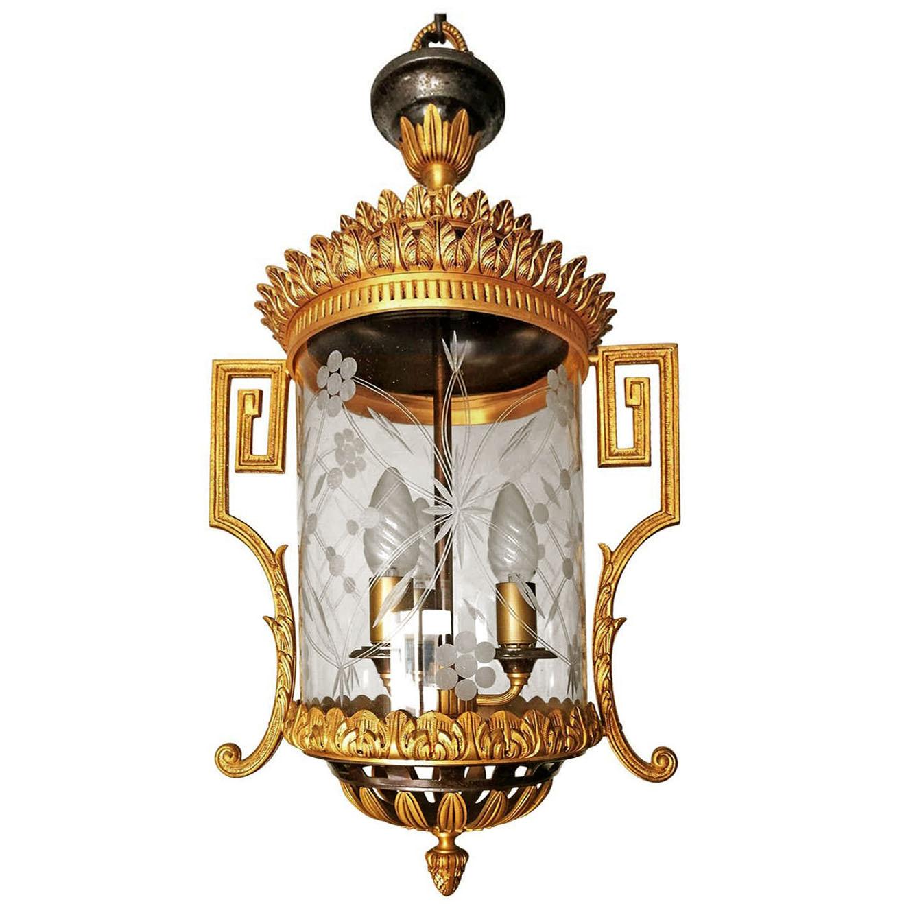3-flammiger Kronleuchter aus vergoldeter und patinierter Bronze und geschliffenem Glas im französischen Empire-Stil (Gegossen) im Angebot