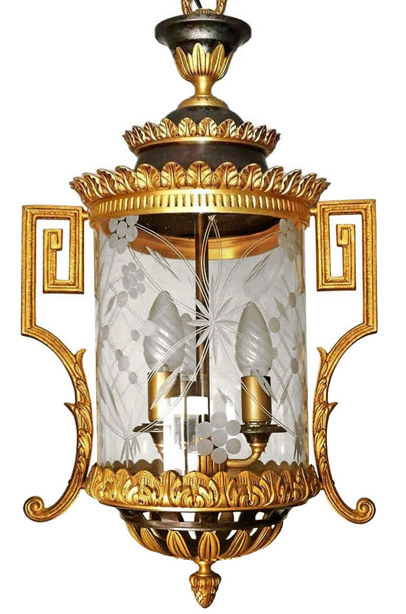 3-flammiger Kronleuchter aus vergoldeter und patinierter Bronze und geschliffenem Glas im französischen Empire-Stil im Angebot 1