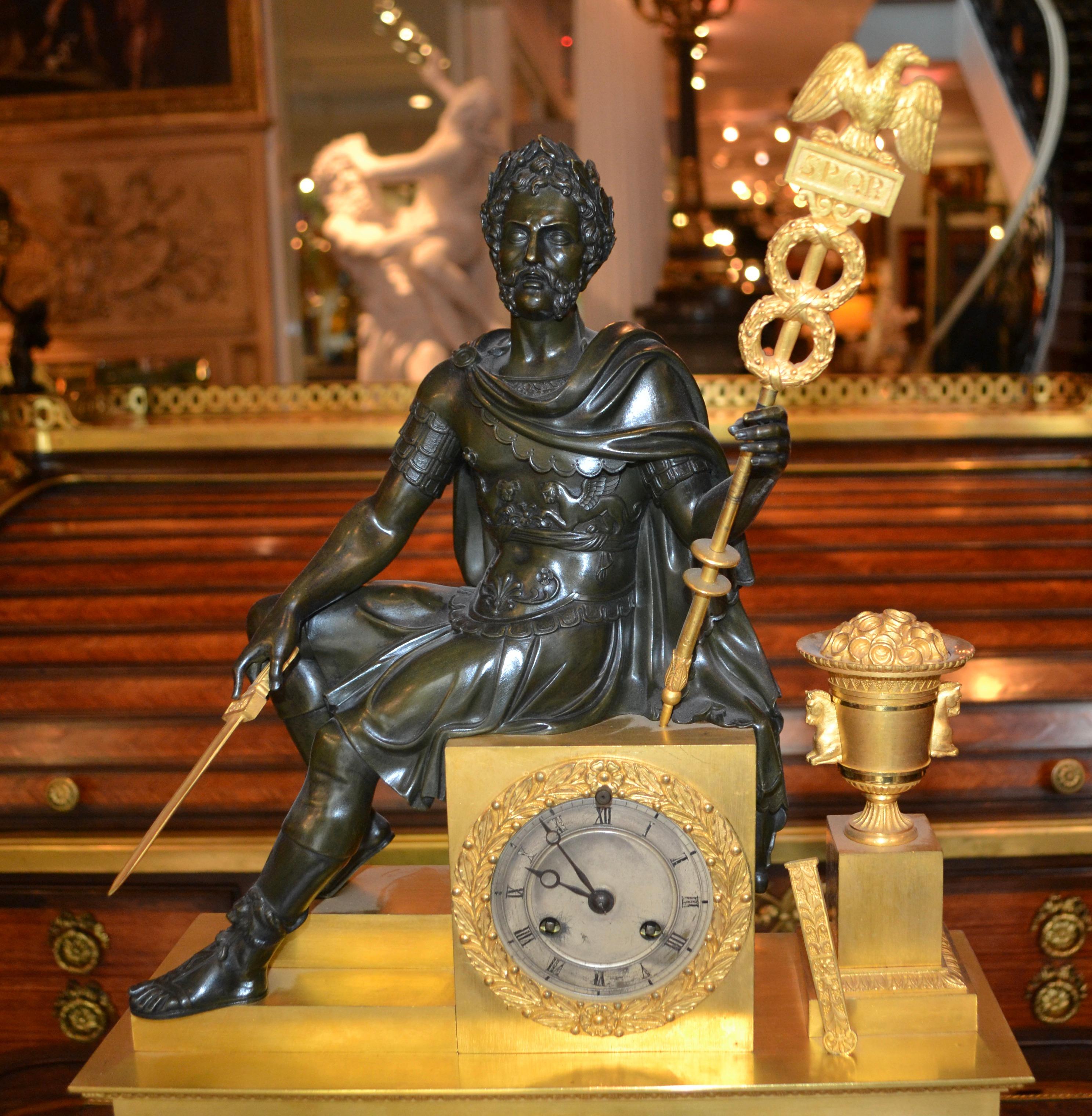 Français  Horloge Empire en bronze doré et patiné représentant un empereur romain assis en vente 4