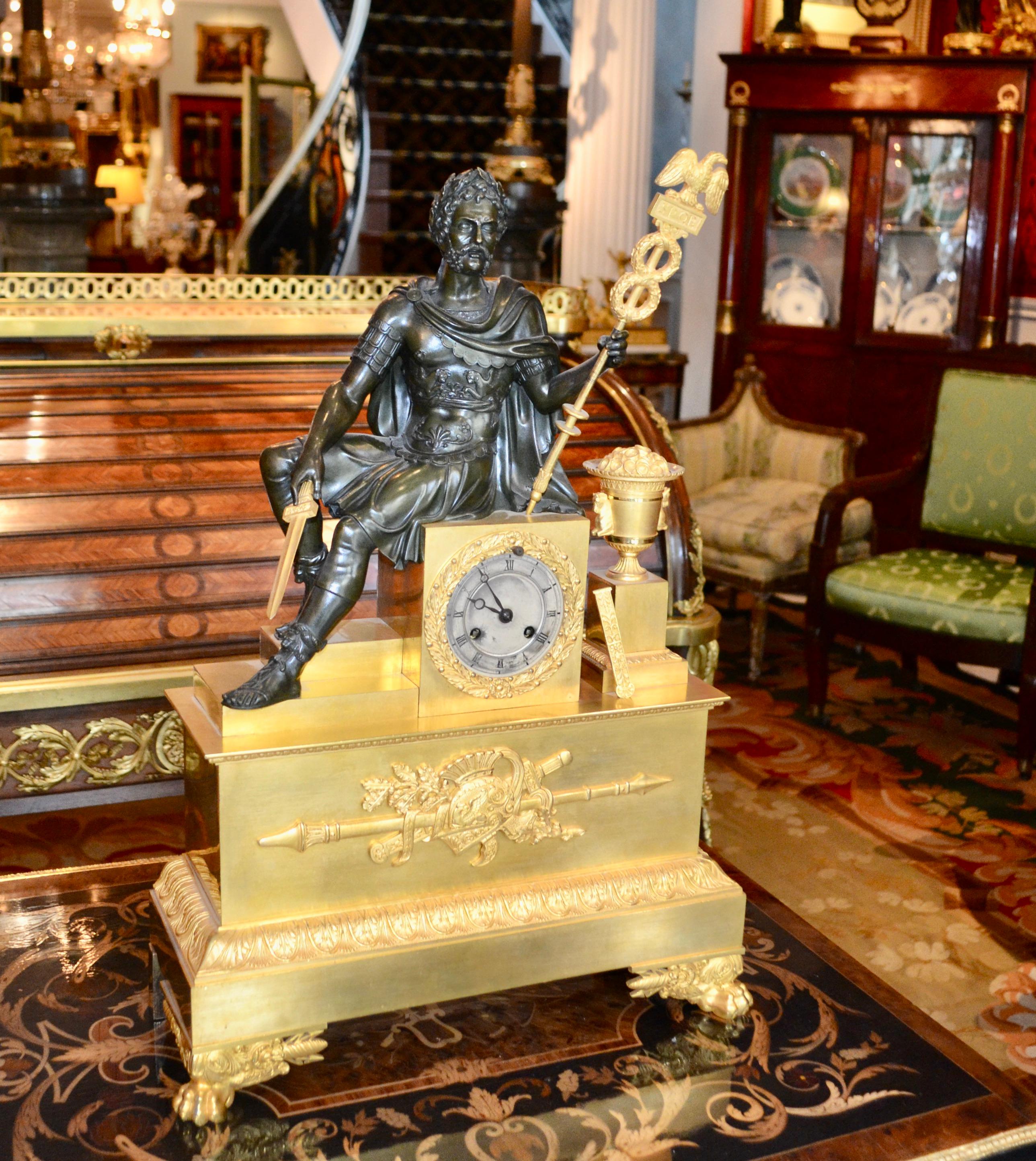Français  Horloge Empire en bronze doré et patiné représentant un empereur romain assis en vente 6