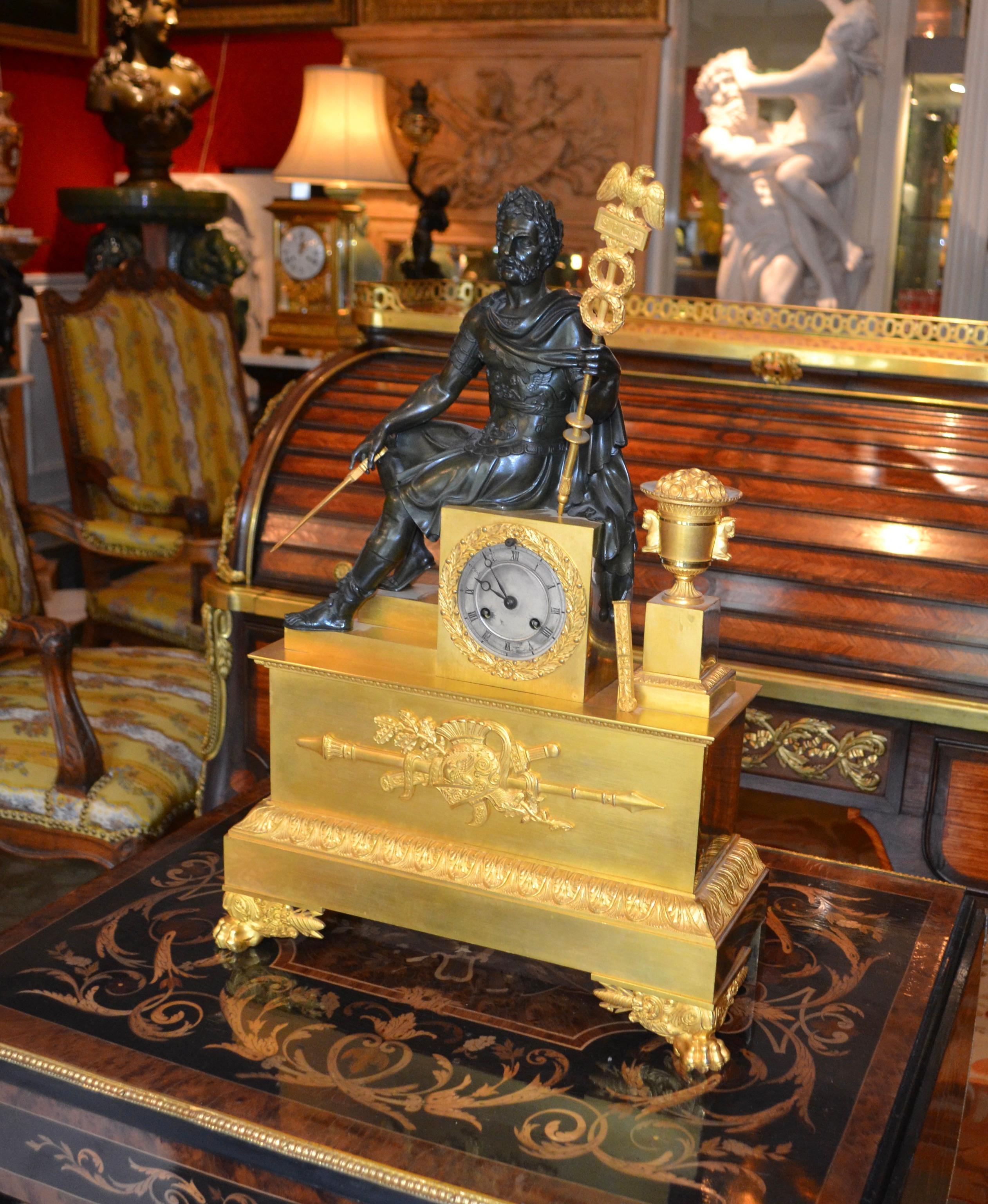 Français  Horloge Empire en bronze doré et patiné représentant un empereur romain assis en vente 7