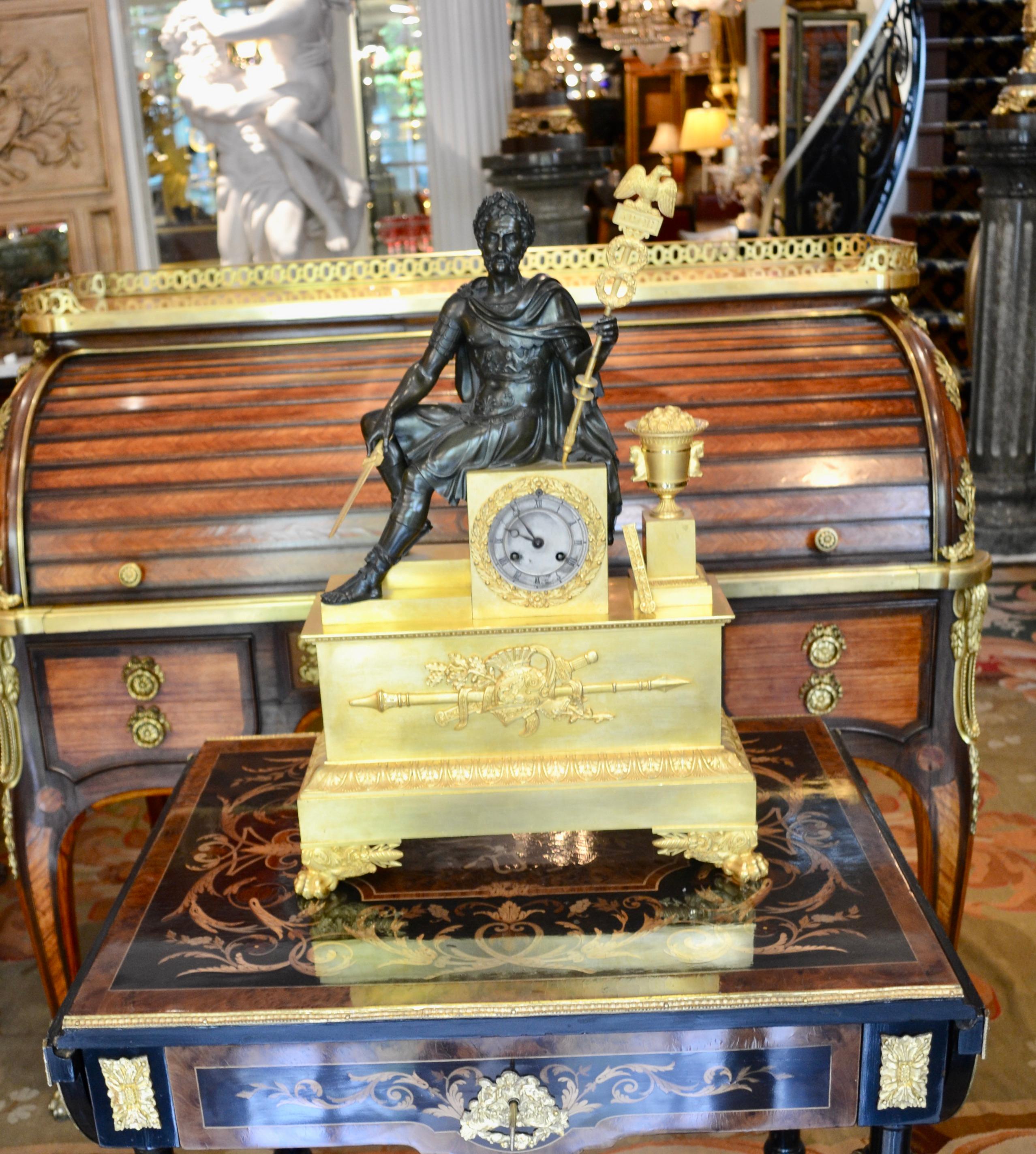 Français  Horloge Empire en bronze doré et patiné représentant un empereur romain assis en vente 8