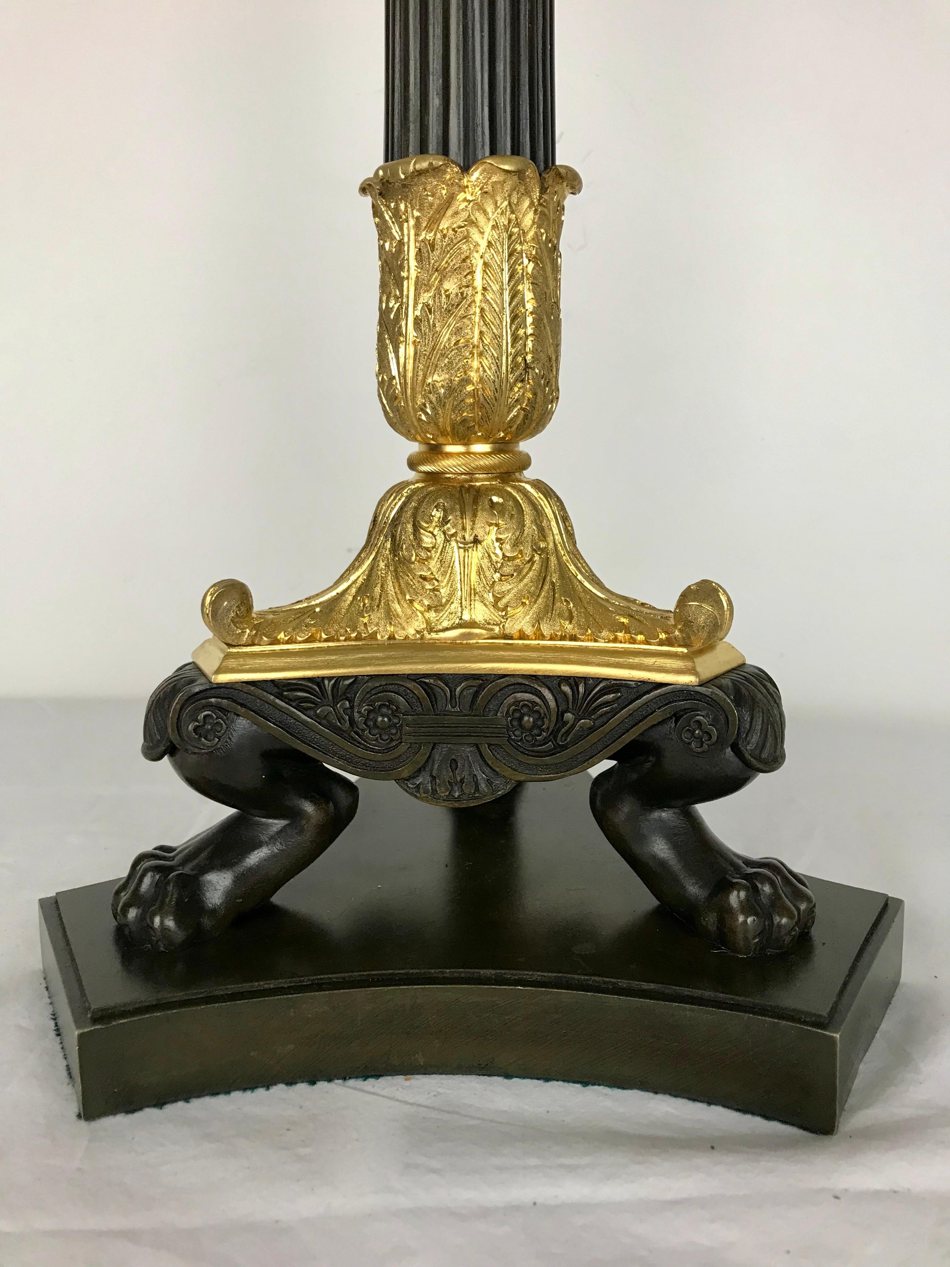 Stile impero Lampada a colonna in bronzo patinato e dorato francese Impero in vendita
