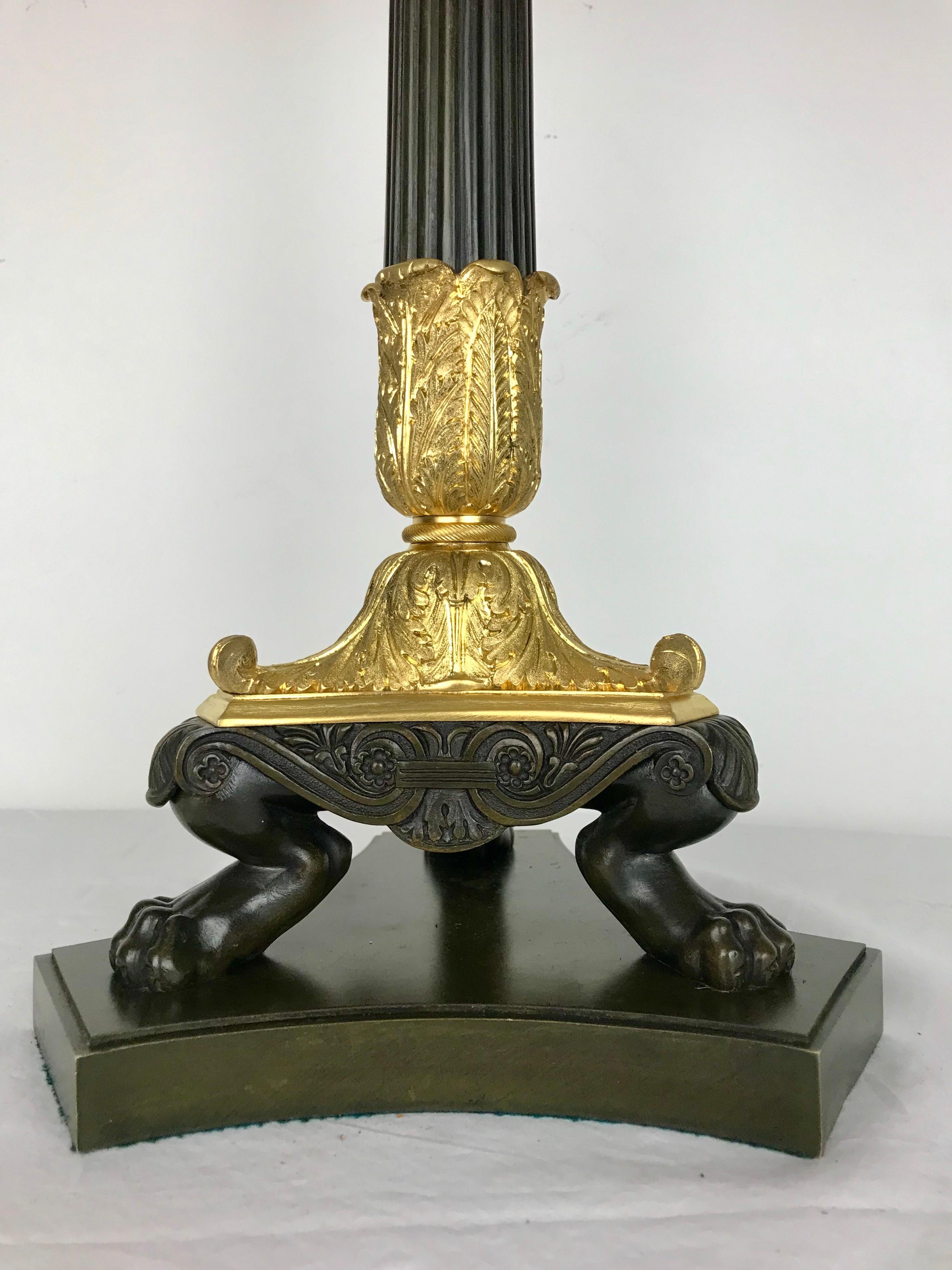 Lampada a colonna in bronzo patinato e dorato francese Impero In condizioni buone in vendita a Pittsburgh, PA