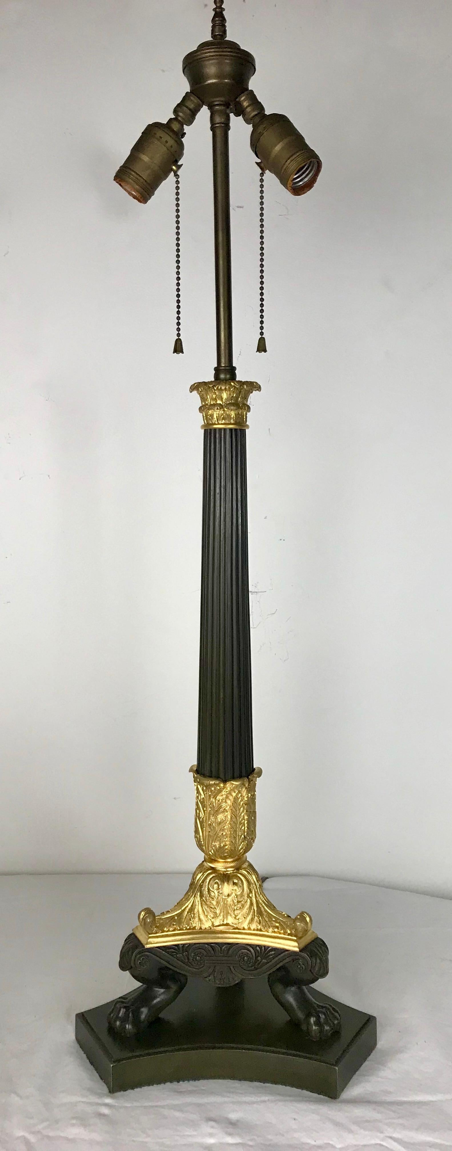 Lampada a colonna in bronzo patinato e dorato francese Impero in vendita 1