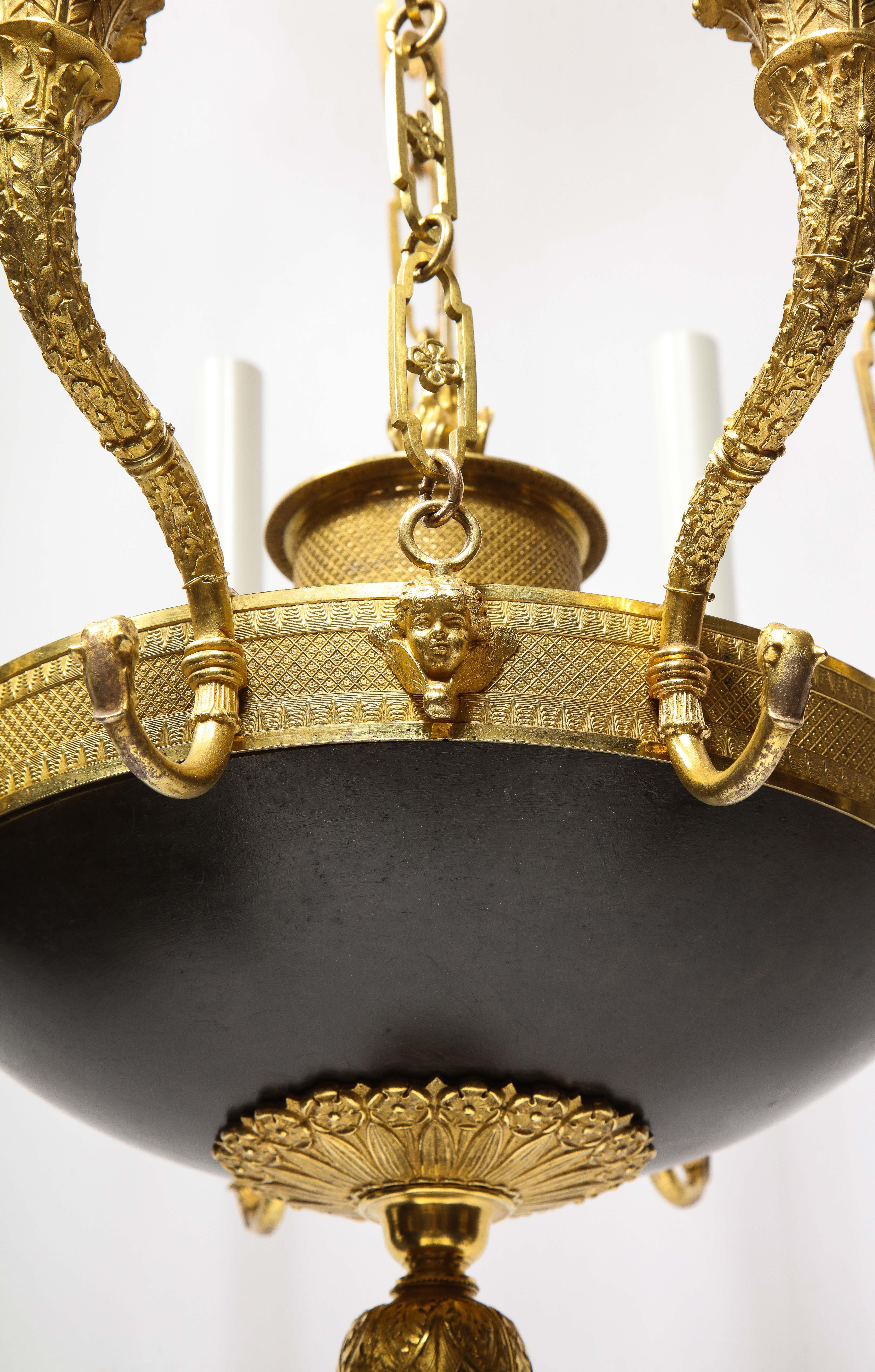 Lampadario a otto luci Impero francese in bronzo patinato e dorato in vendita 2