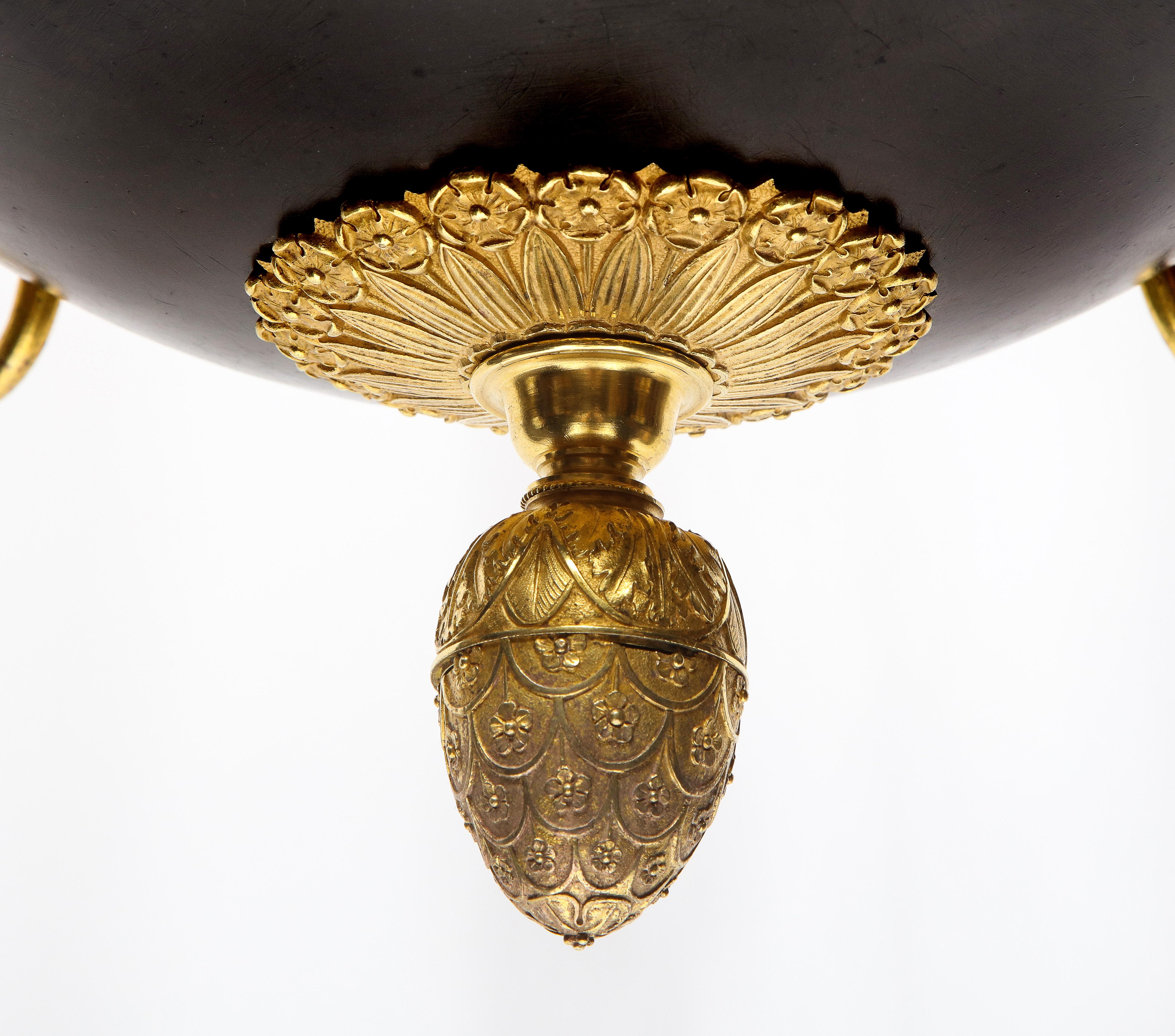 Lampadario a otto luci Impero francese in bronzo patinato e dorato in vendita 3