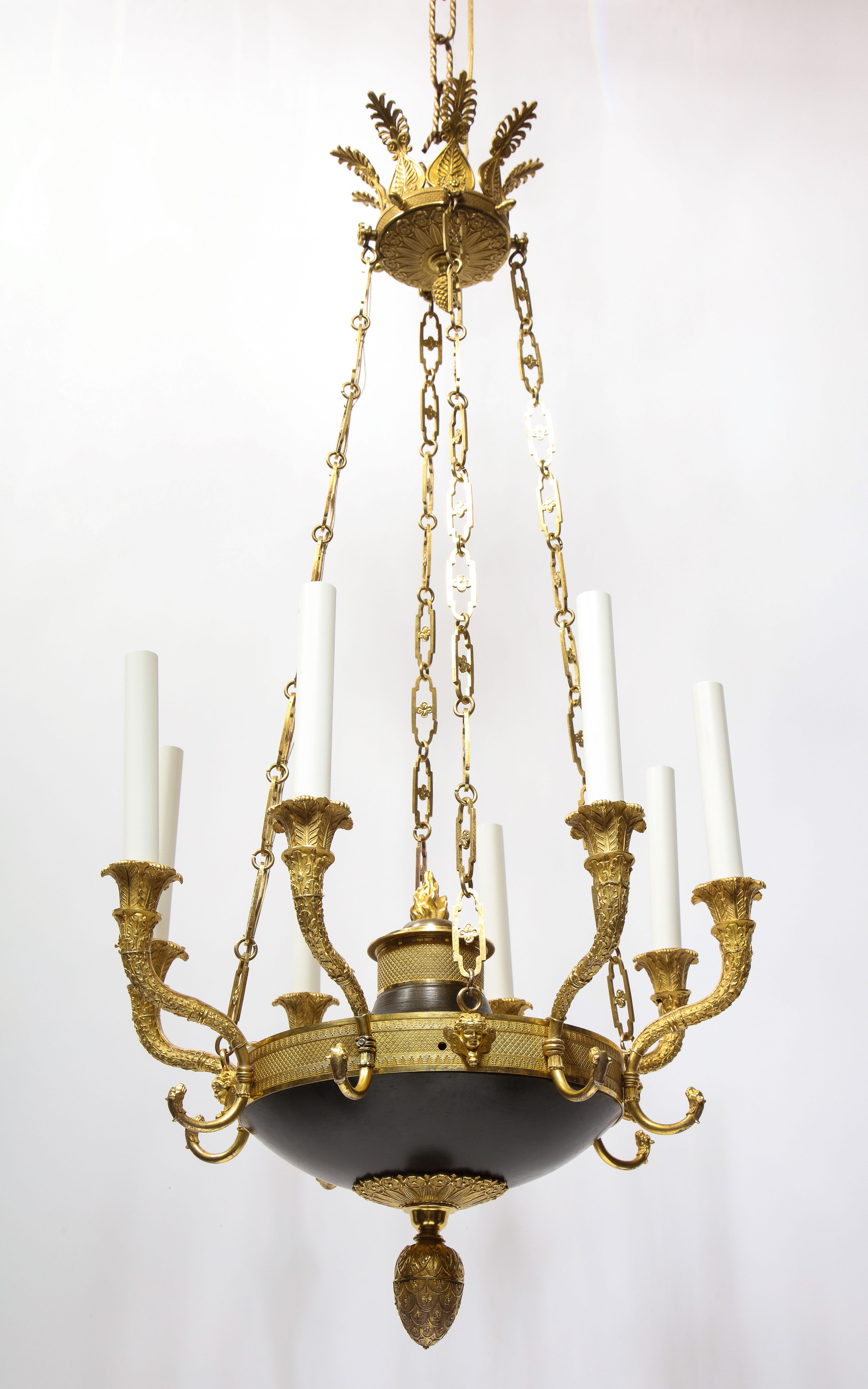 Stile impero Lampadario a otto luci Impero francese in bronzo patinato e dorato in vendita