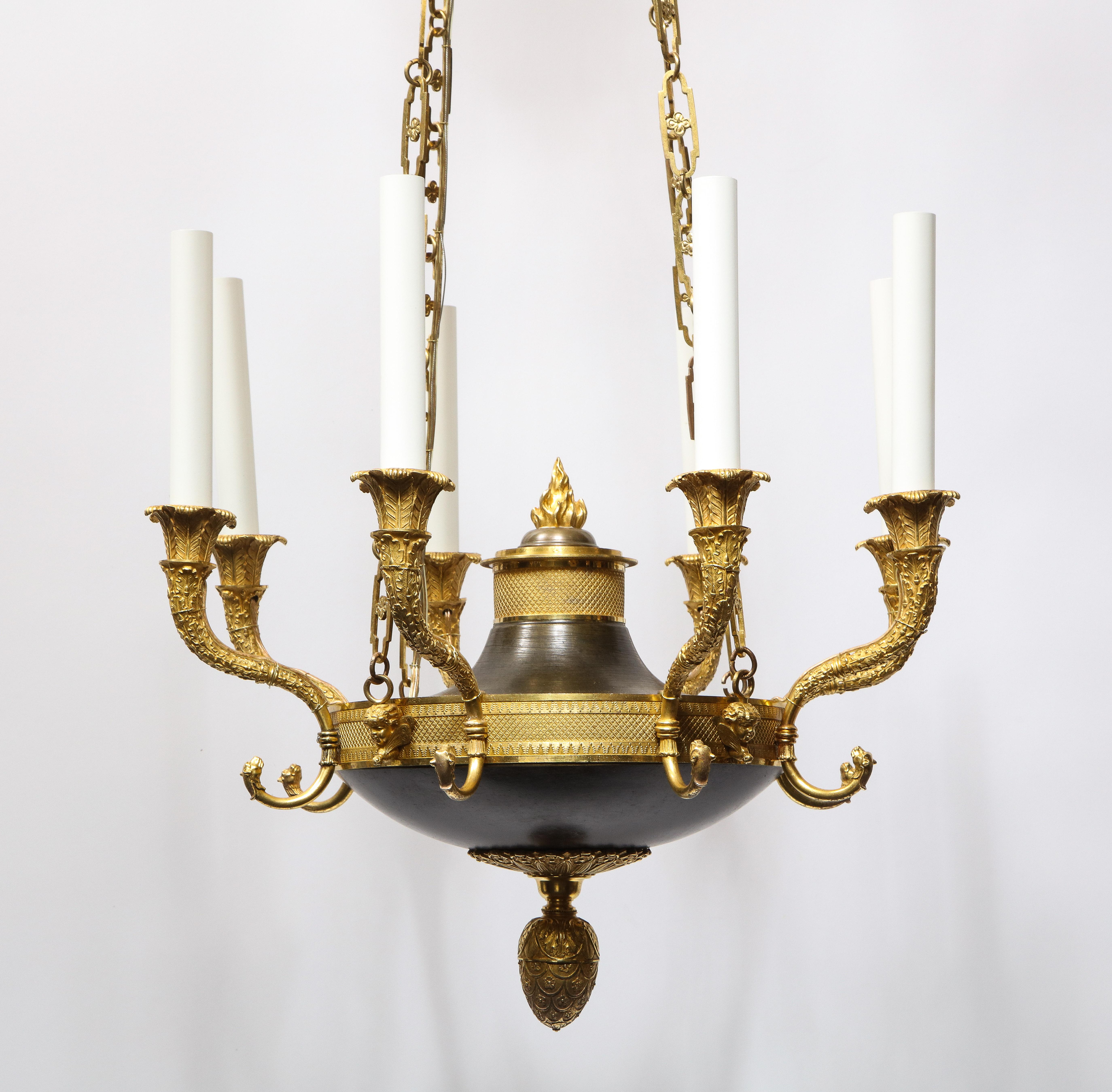 Francese Lampadario a otto luci Impero francese in bronzo patinato e dorato in vendita