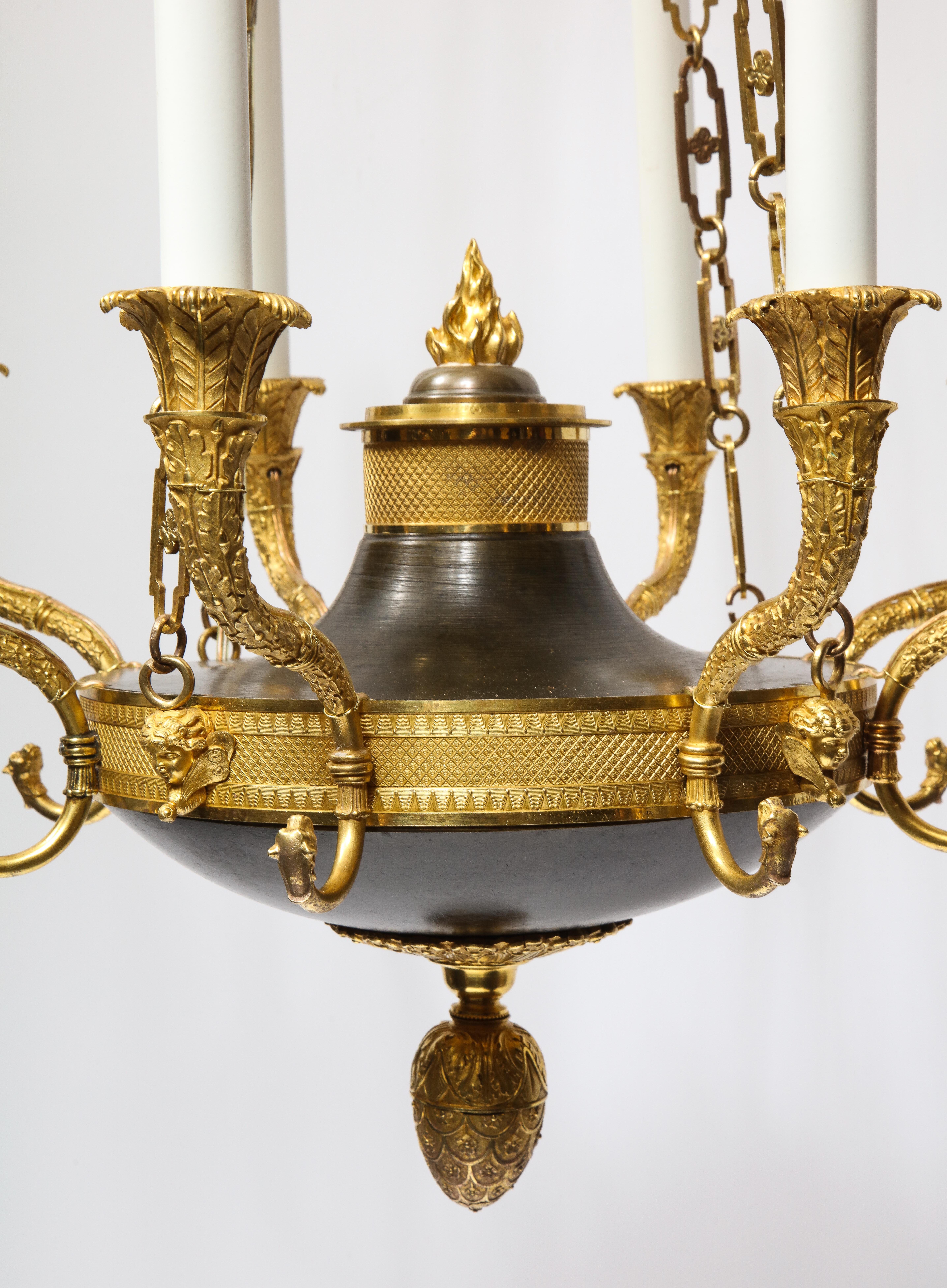 Dorato Lampadario a otto luci Impero francese in bronzo patinato e dorato in vendita
