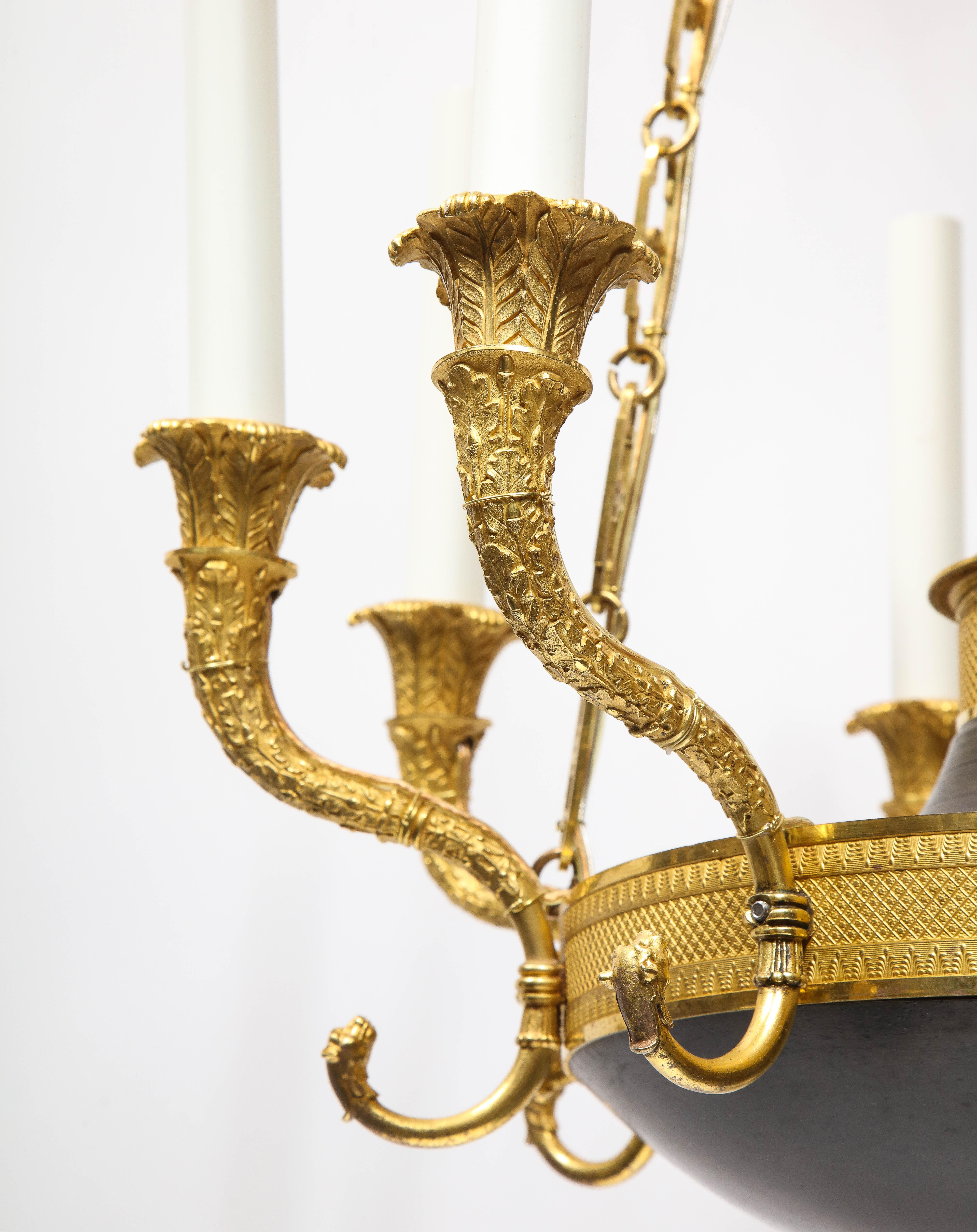 XIX secolo Lampadario a otto luci Impero francese in bronzo patinato e dorato in vendita