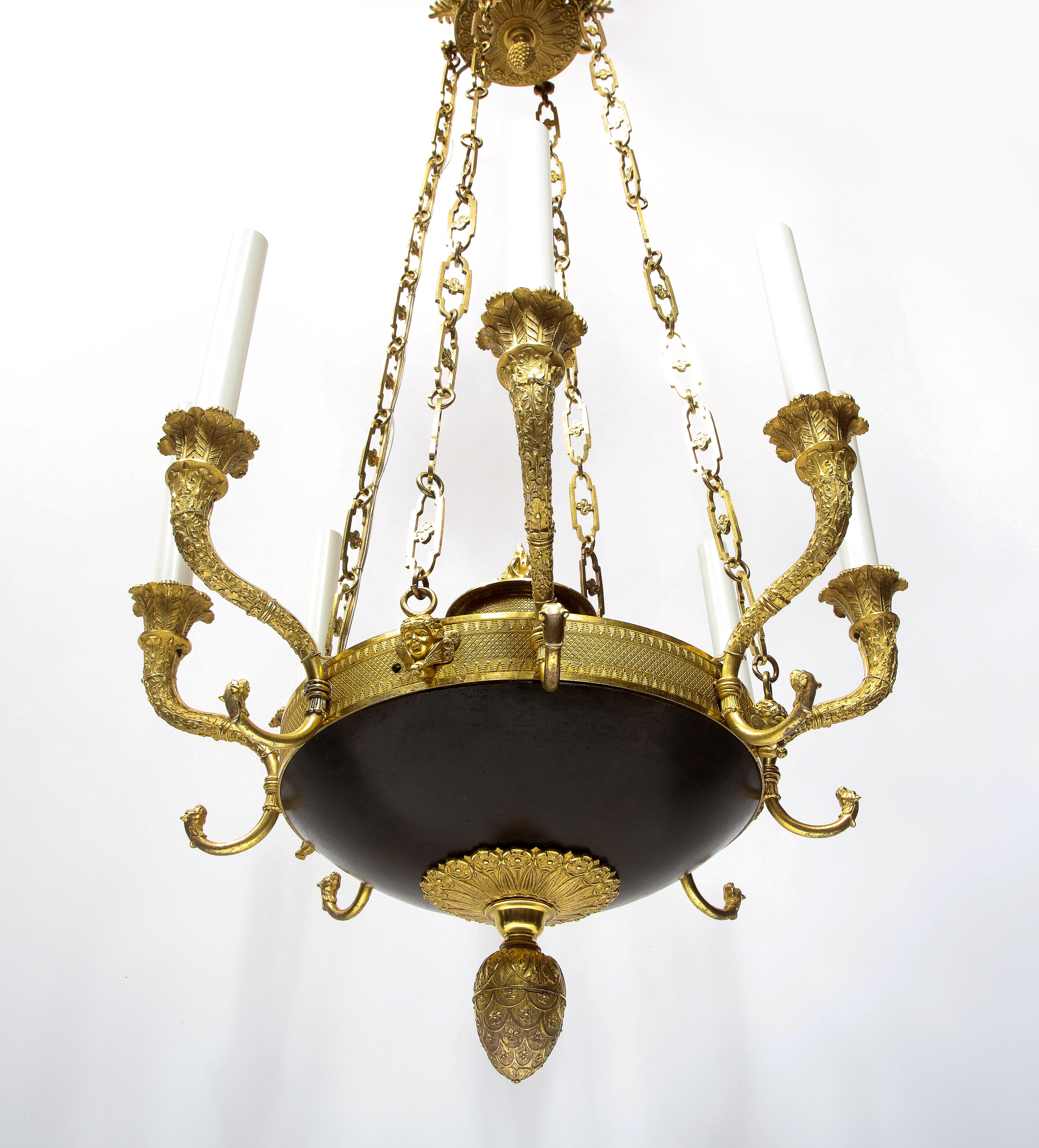 Lampadario a otto luci Impero francese in bronzo patinato e dorato in vendita 1