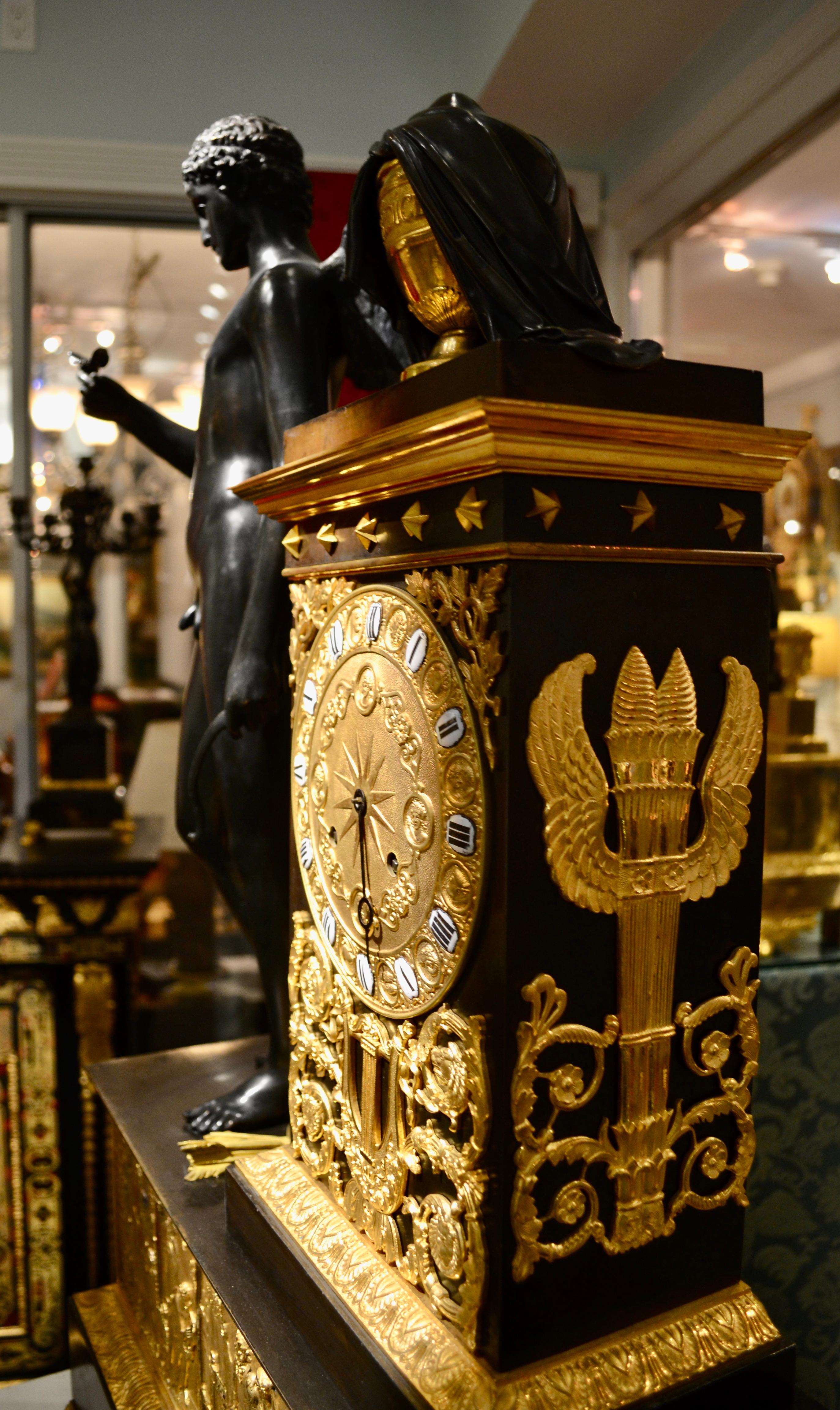 Horloge figurative de l'Empire français en bronze doré et patiné représentant Cupidon et Eurydice  en vente 2