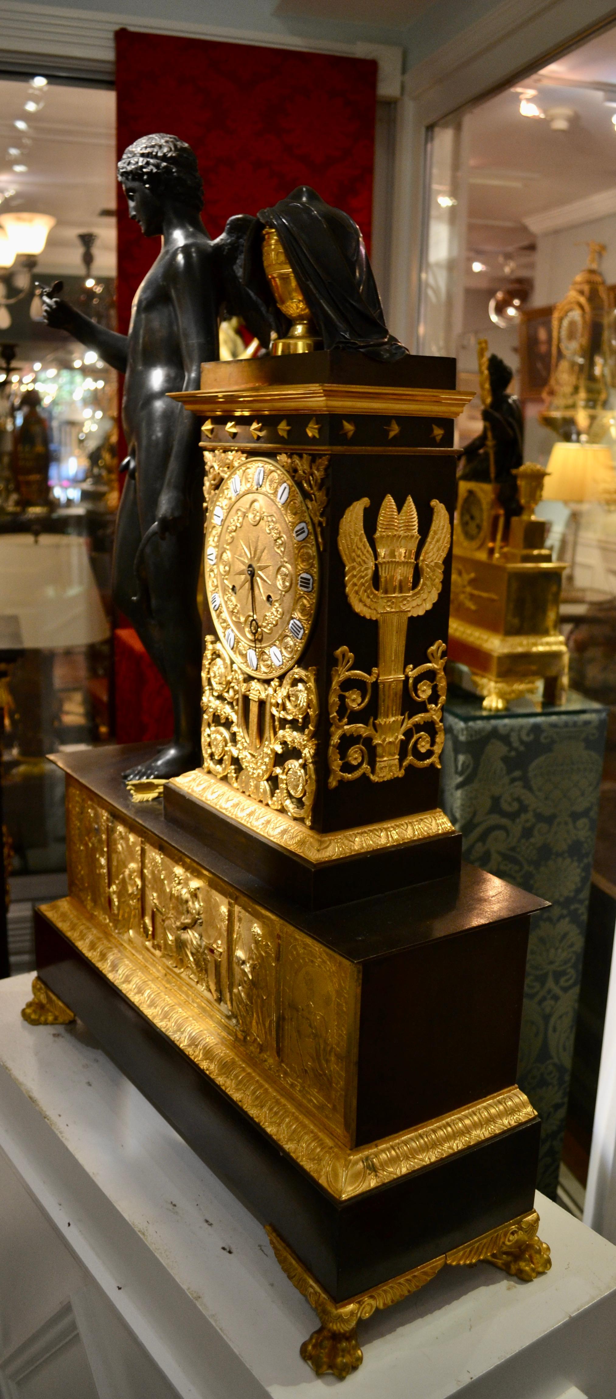 Horloge figurative de l'Empire français en bronze doré et patiné représentant Cupidon et Eurydice  en vente 3