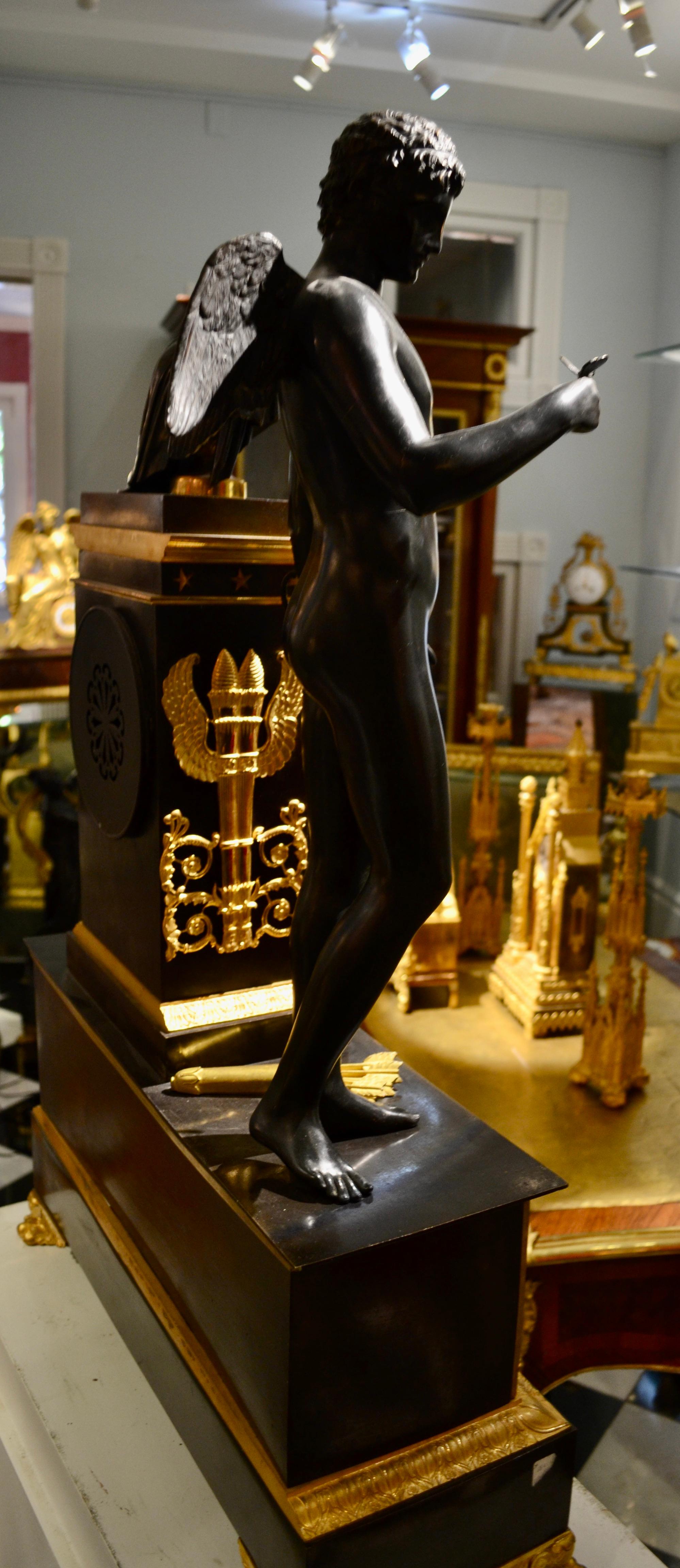 Horloge figurative de l'Empire français en bronze doré et patiné représentant Cupidon et Eurydice  en vente 4