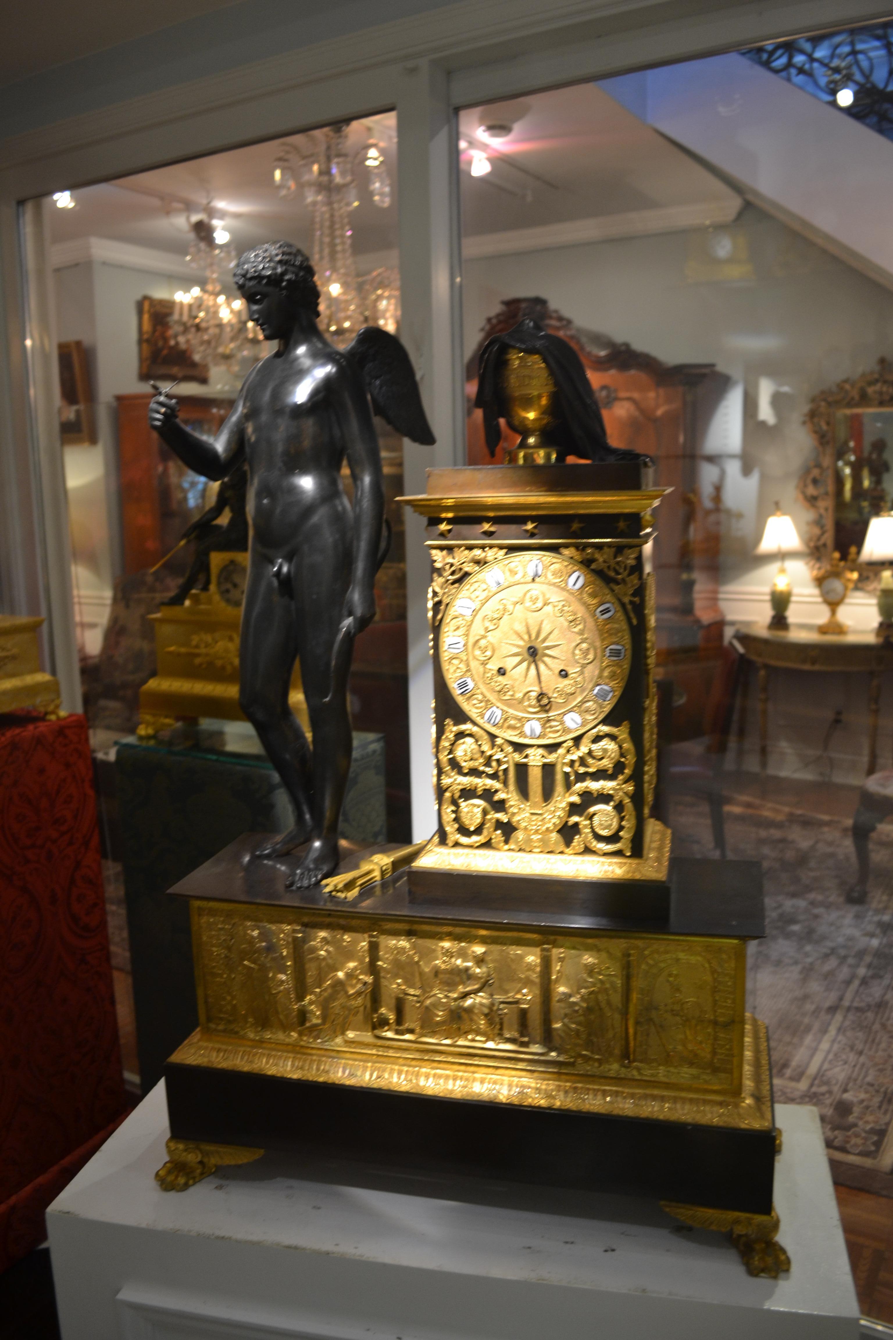 Horloge figurative de l'Empire français en bronze doré et patiné représentant Cupidon et Eurydice  en vente 7
