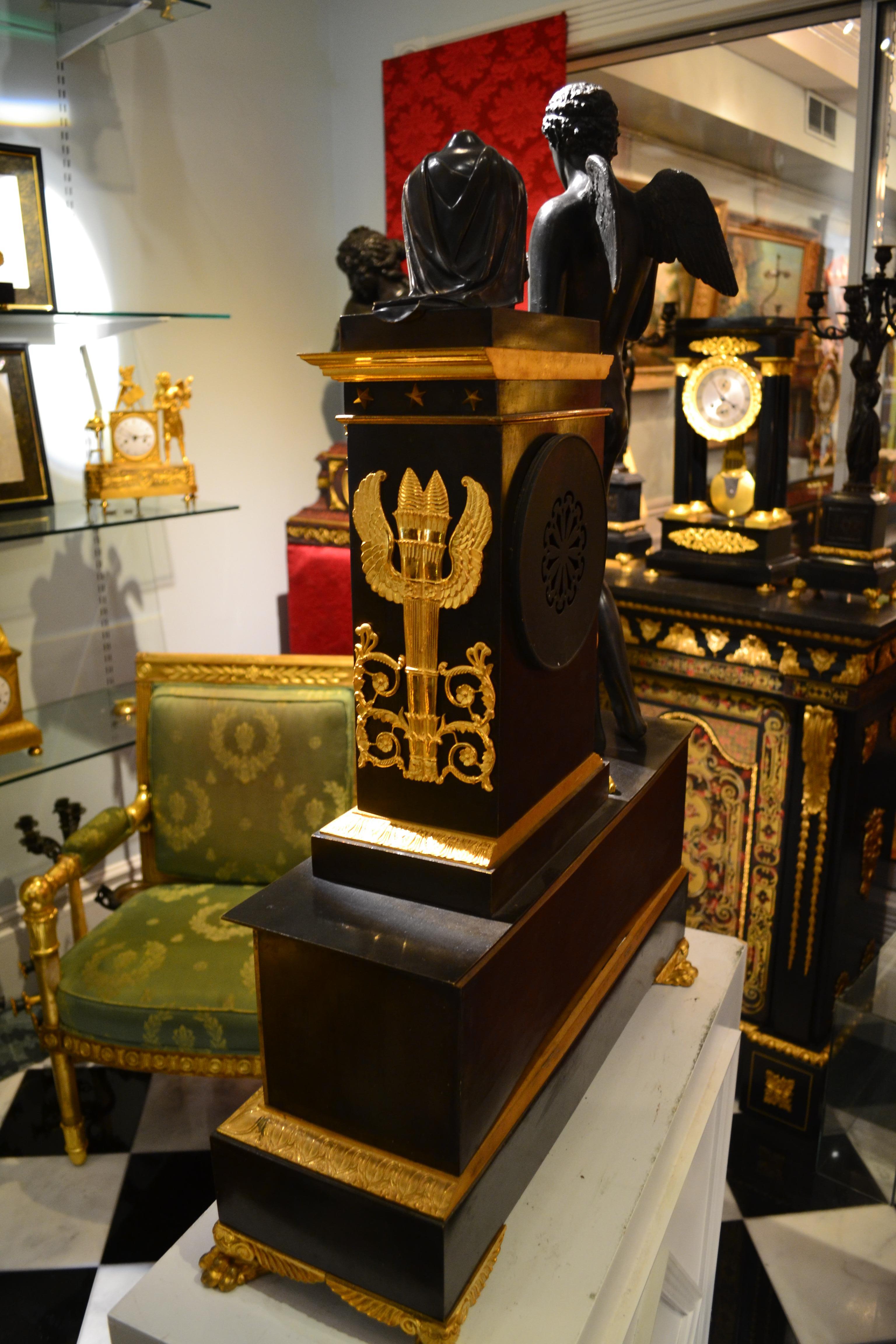 Horloge figurative de l'Empire français en bronze doré et patiné représentant Cupidon et Eurydice  en vente 9