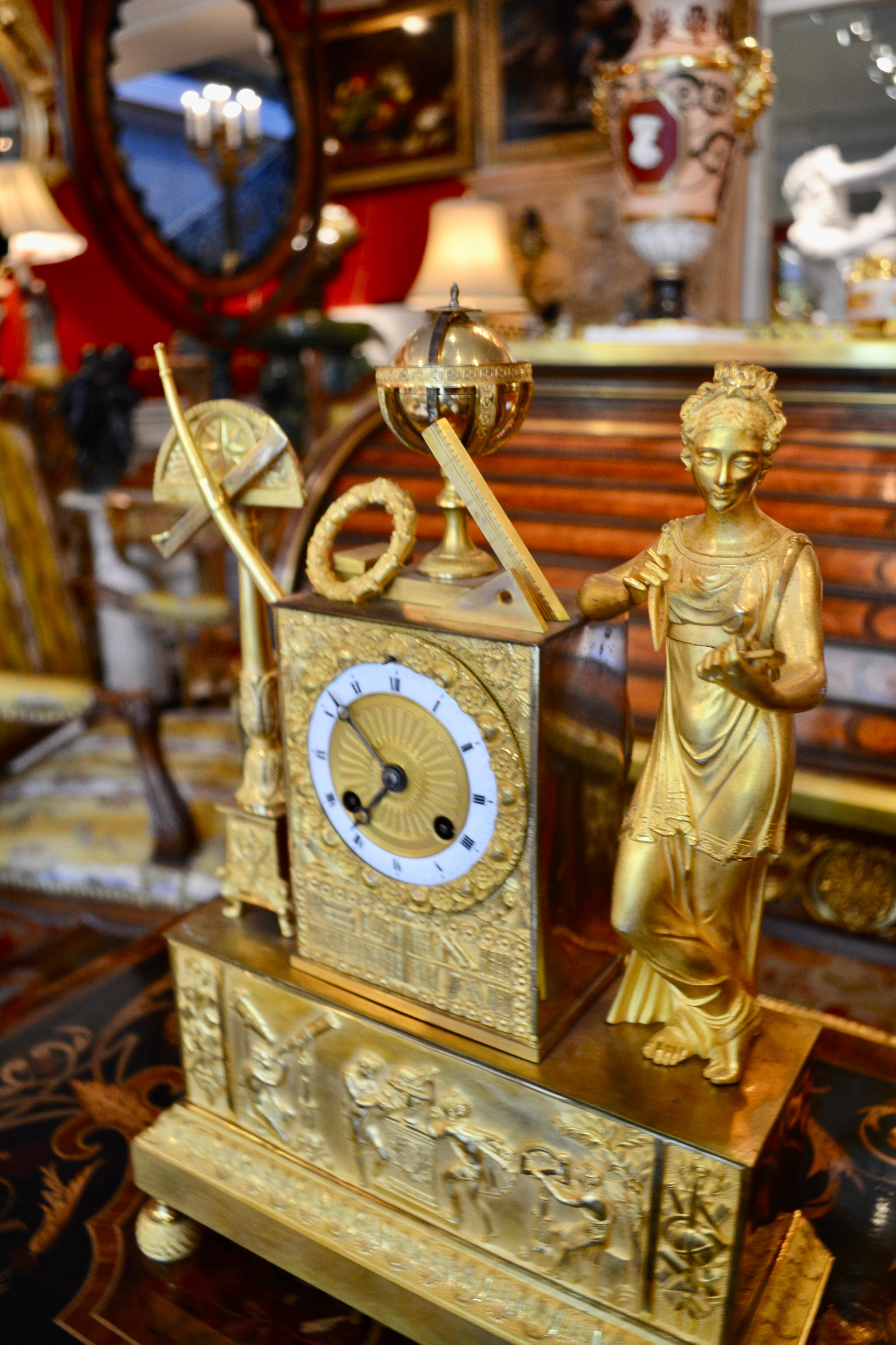Allegorische Uhr aus vergoldeter Bronze des französischen Empire der Astronomischen Wissenschaften im Angebot 9