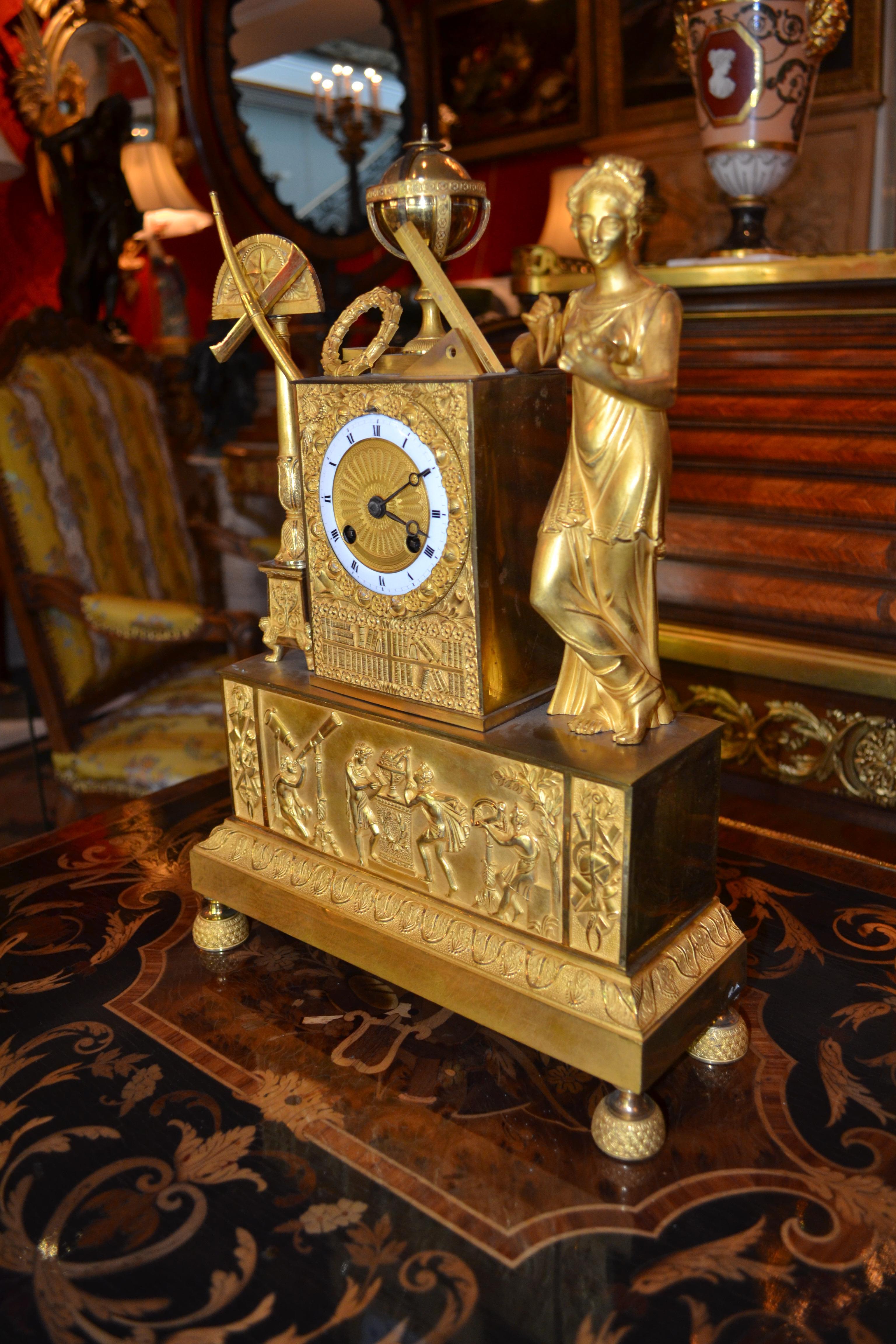 Allegorische Uhr aus vergoldeter Bronze des französischen Empire der Astronomischen Wissenschaften im Angebot 7