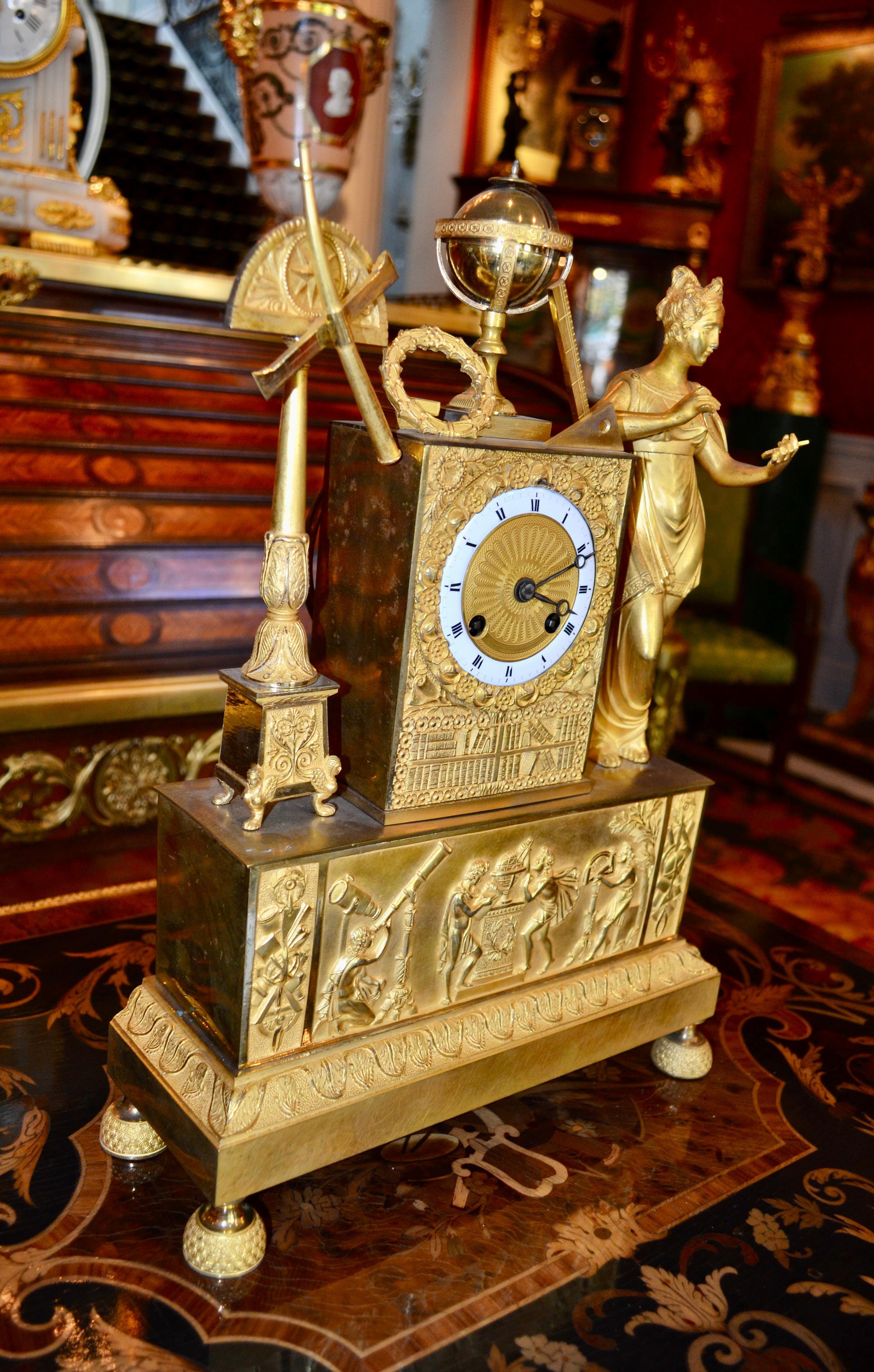 Allegorische Uhr aus vergoldeter Bronze des französischen Empire der Astronomischen Wissenschaften im Angebot 8