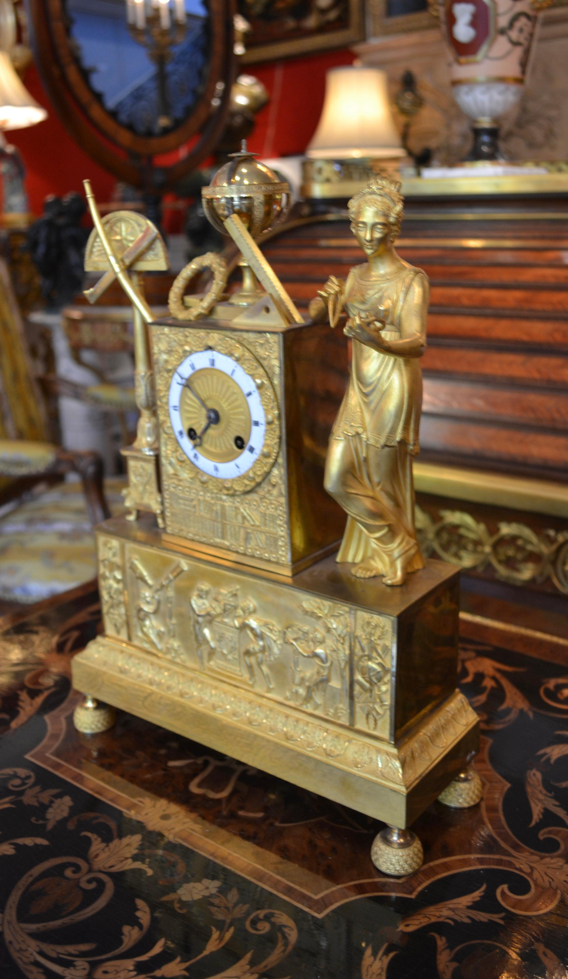 Allegorische Uhr aus vergoldeter Bronze des französischen Empire der Astronomischen Wissenschaften (Französisch) im Angebot