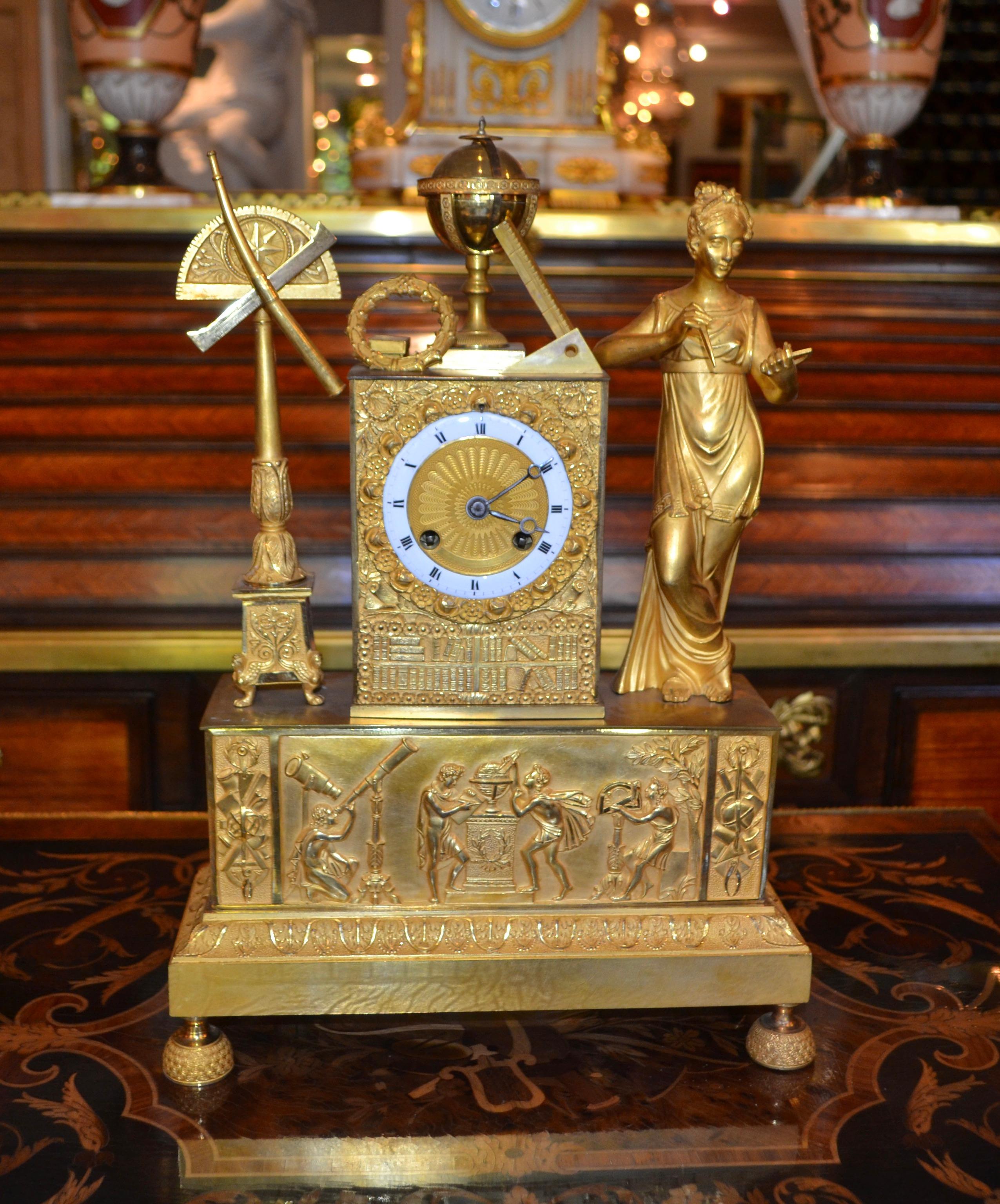 Allegorische Uhr aus vergoldeter Bronze des französischen Empire der Astronomischen Wissenschaften im Angebot 4