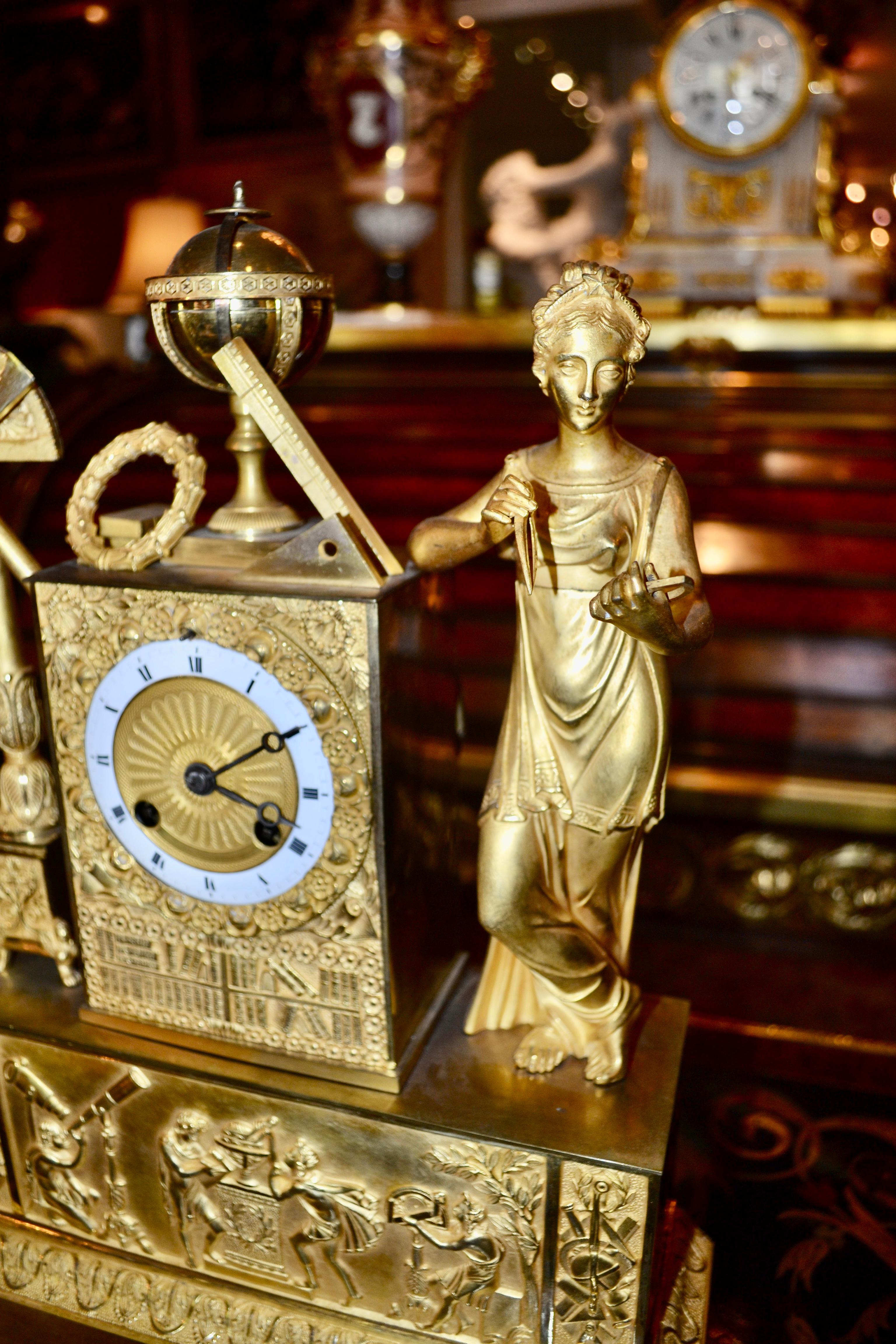 Horloge allégorique de l'Empire français en bronze doré des sciences astronomiques en vente 4