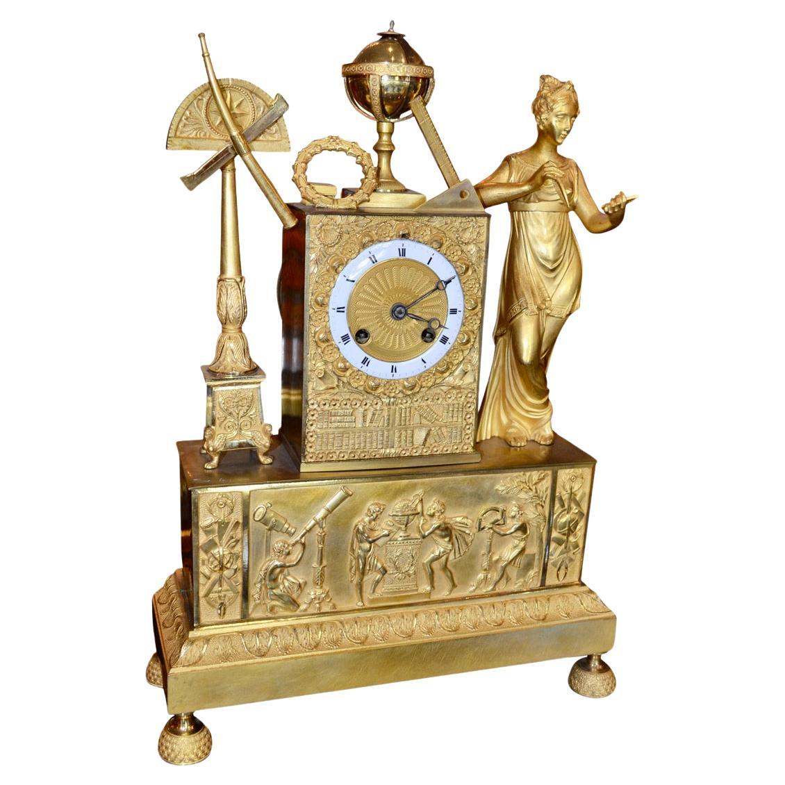 Allegorische Uhr aus vergoldeter Bronze des französischen Empire der Astronomischen Wissenschaften im Angebot