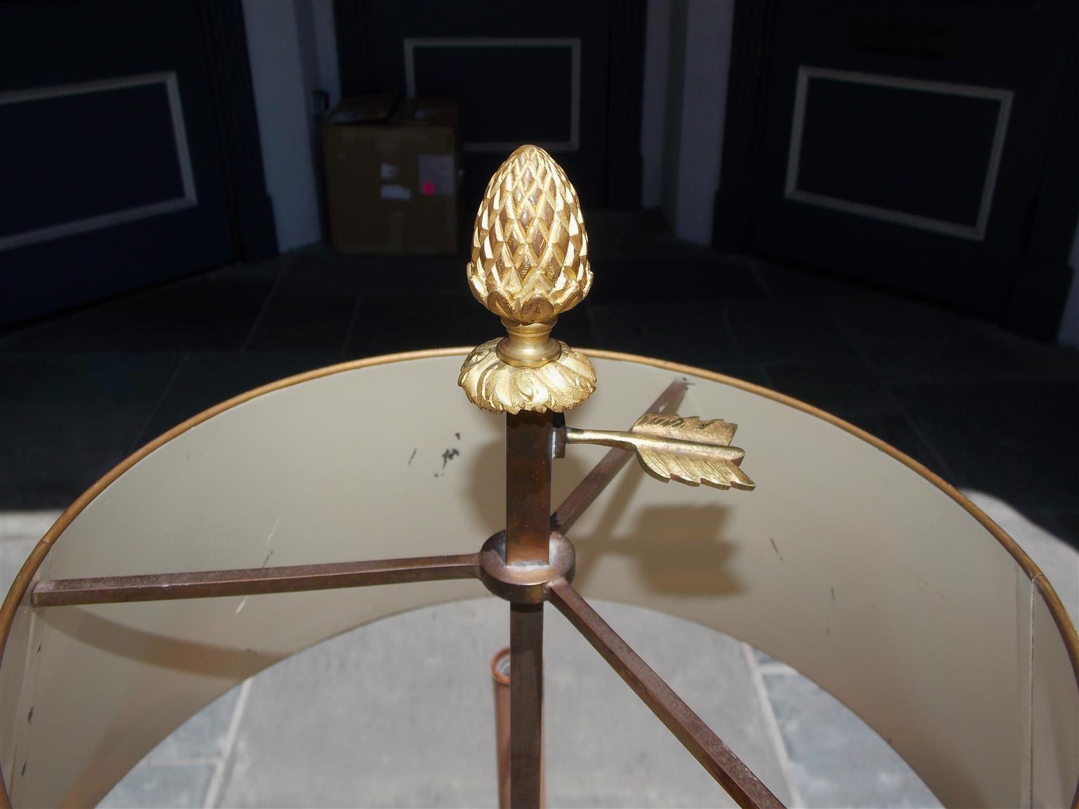 Début du XIXe siècle Lampe bouillotte française style Empire en bronze doré avec griffons et abat-jour en tôle, vers 1820 en vente