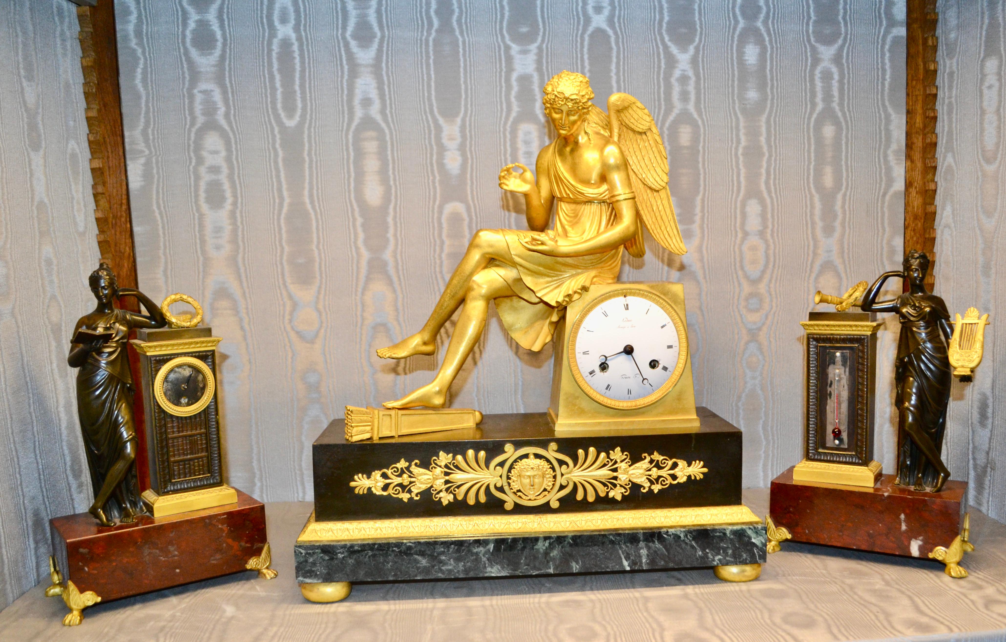 Horloge Empire française en bronze doré et marbre représentant Cupidon assis tenant une rose en vente 6