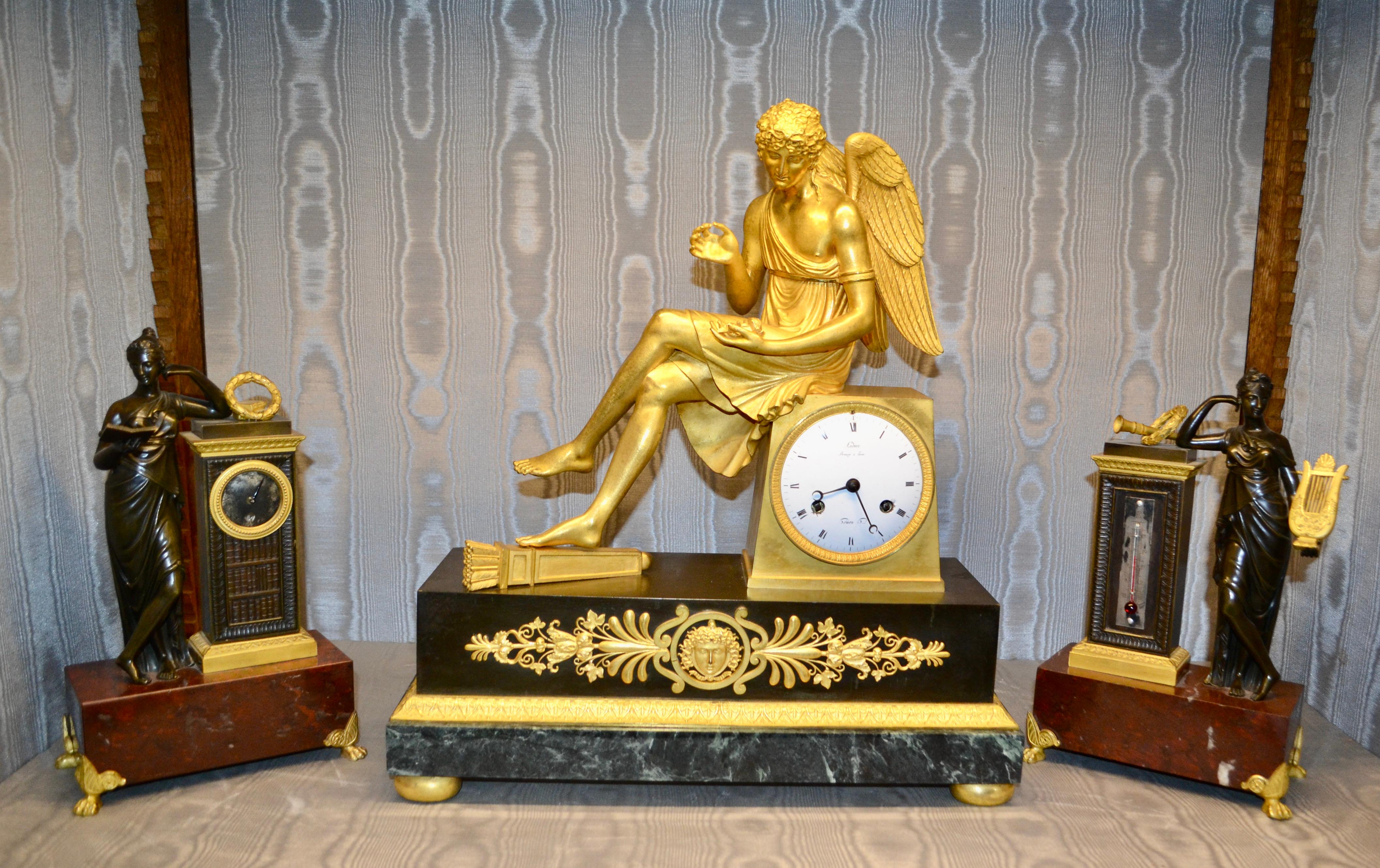 Französische Empire-Uhr aus vergoldeter Bronze und Marmor mit sitzendem Amor, der eine Rose hält im Angebot 9