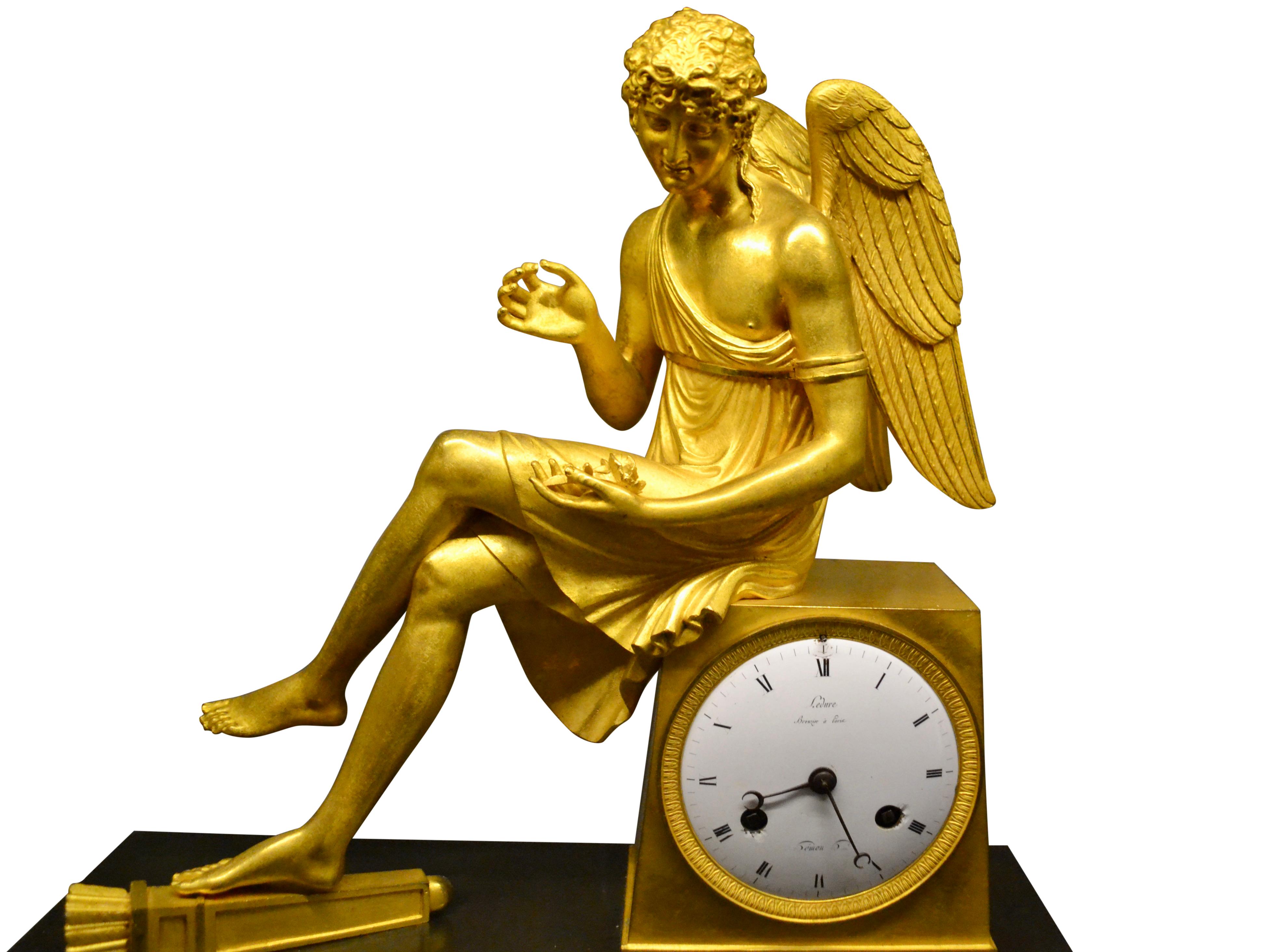 Französische Empire-Uhr aus vergoldeter Bronze und Marmor mit sitzendem Amor, der eine Rose hält im Angebot 1