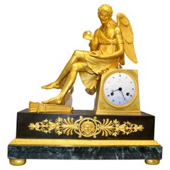 Reloj Imperio Francés de Bronce Dorado y Mármol de Cupido sentado sosteniendo una rosa