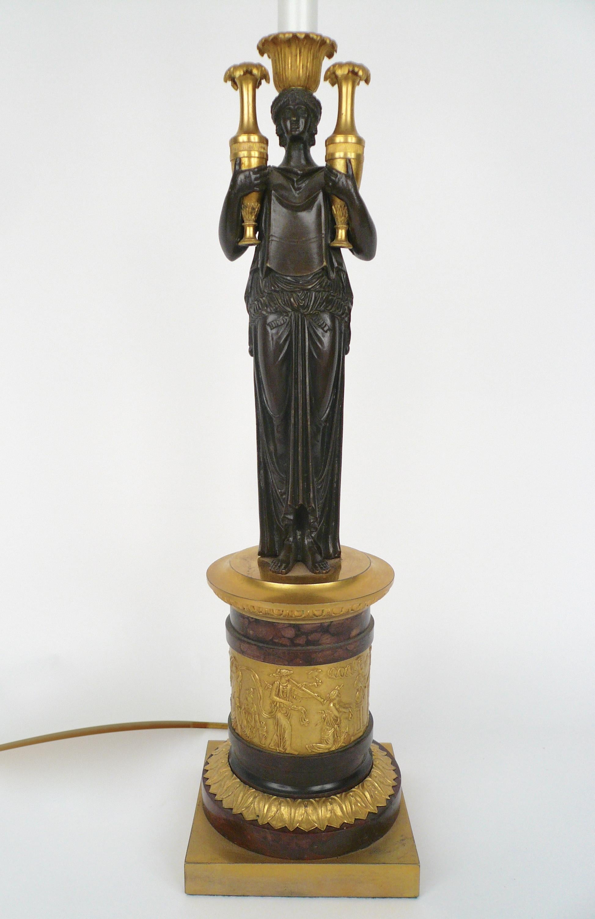 Base de lámpara figurada de bronce dorado y mármol del Imperio francés siglo XIX en venta