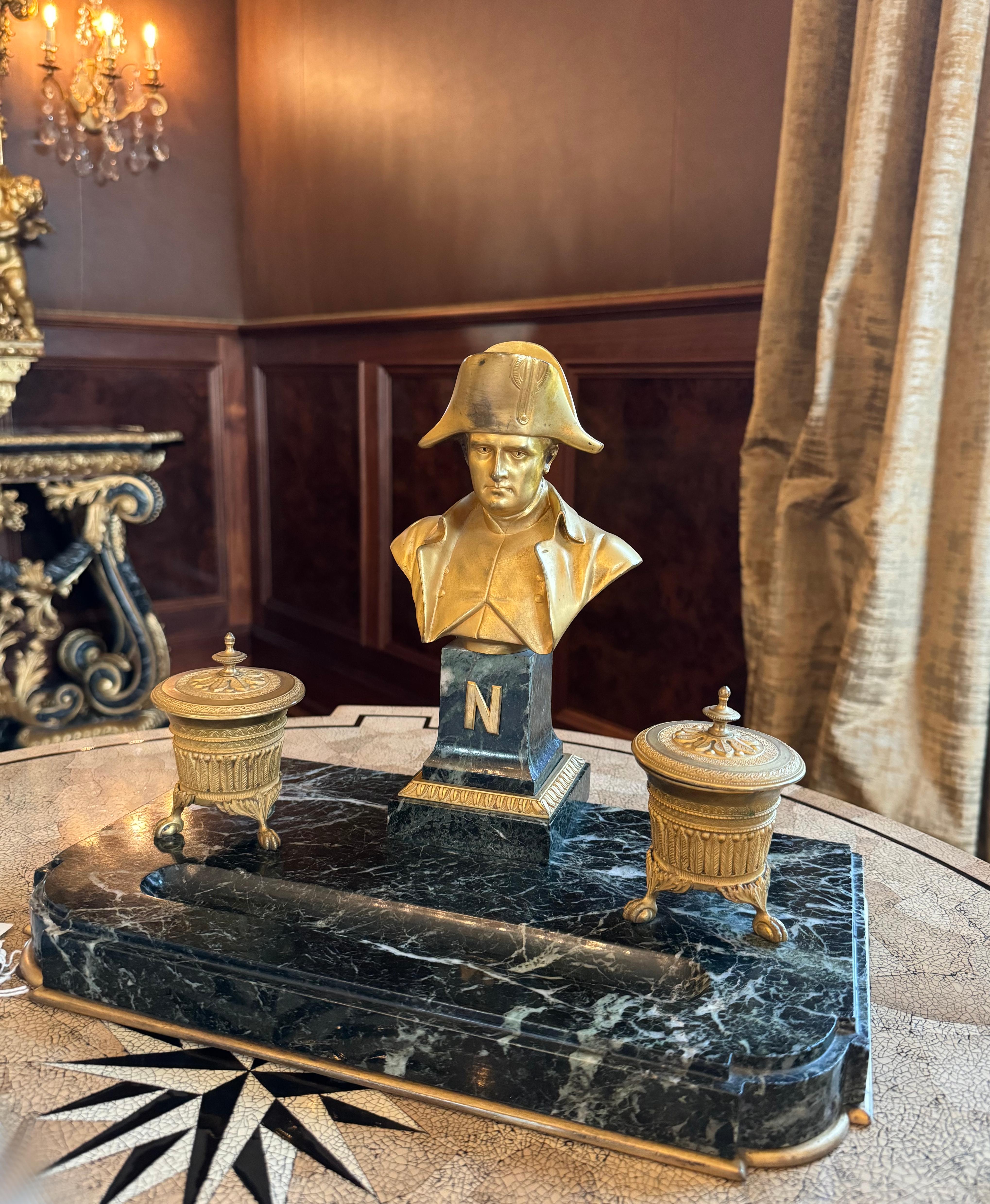 
Standish francese Impero in bronzo dorato e marmo
XIX secolo. Il busto reca l'iscrizione al rovescio Baril 1830.
La piattaforma rettangolare in marmo verde e bianco sostiene un busto di Napoleone affiancato da urne coperte che fungono da