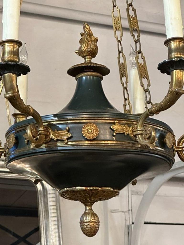 Französischer Empire-Kronleuchter aus vergoldeter Bronze und Zinn im Zustand „Gut“ im Angebot in Dallas, TX