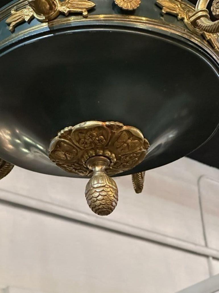 Französischer Empire-Kronleuchter aus vergoldeter Bronze und Zinn im Angebot 1