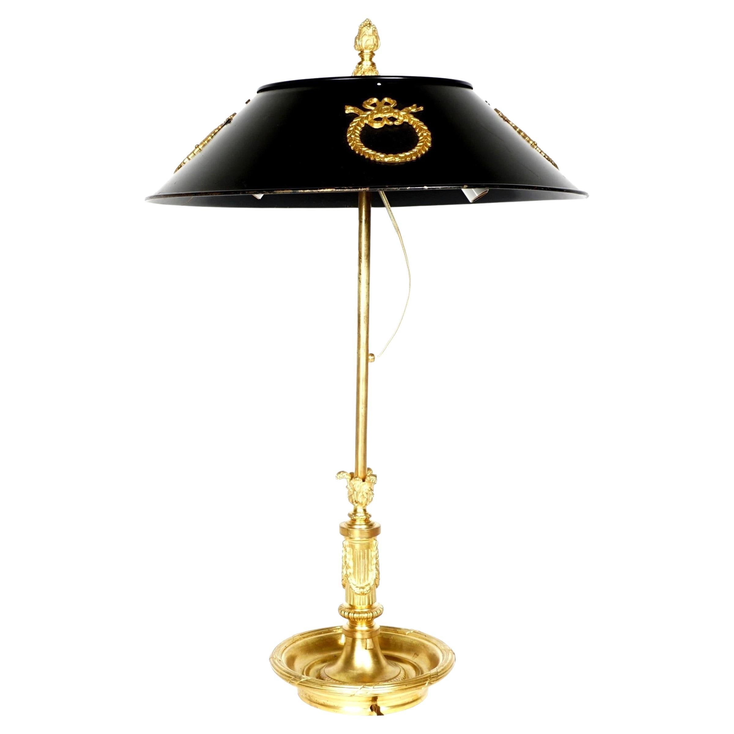 Pesada Lámpara de Dos Candelabros Bouillotte Francesa de Bronce Dorado del siglo XIX con Pantalla de Tole Negro. La pantalla está decorada con coronas doradas que contrastan muy bien con la pantalla negra. Remate dorado,  columna central, y base