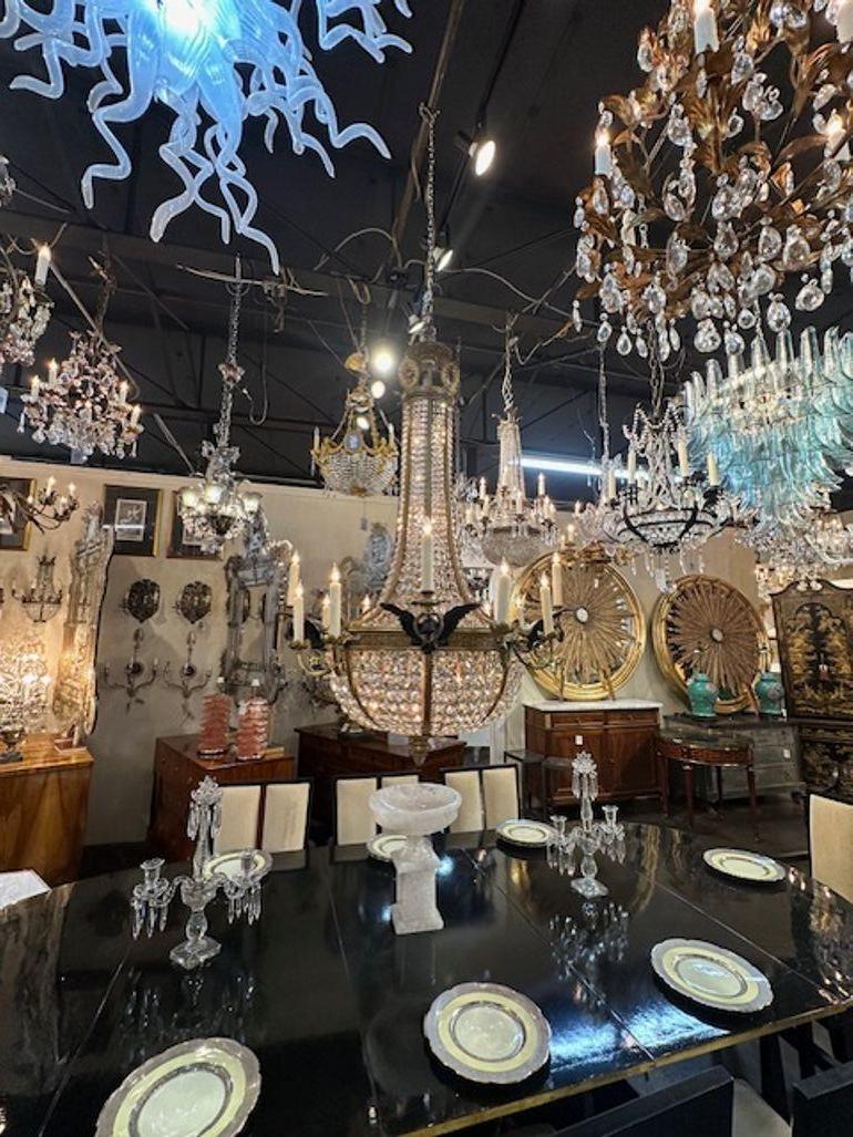 Eccezionale lampadario a cesto in bronzo dorato e cristallo dell'Impero francese della fine del XIX secolo. Circa 1880. Il lampadario è stato ricablato professionalmente e viene fornito con catena e baldacchino coordinati. È pronto per essere appeso!