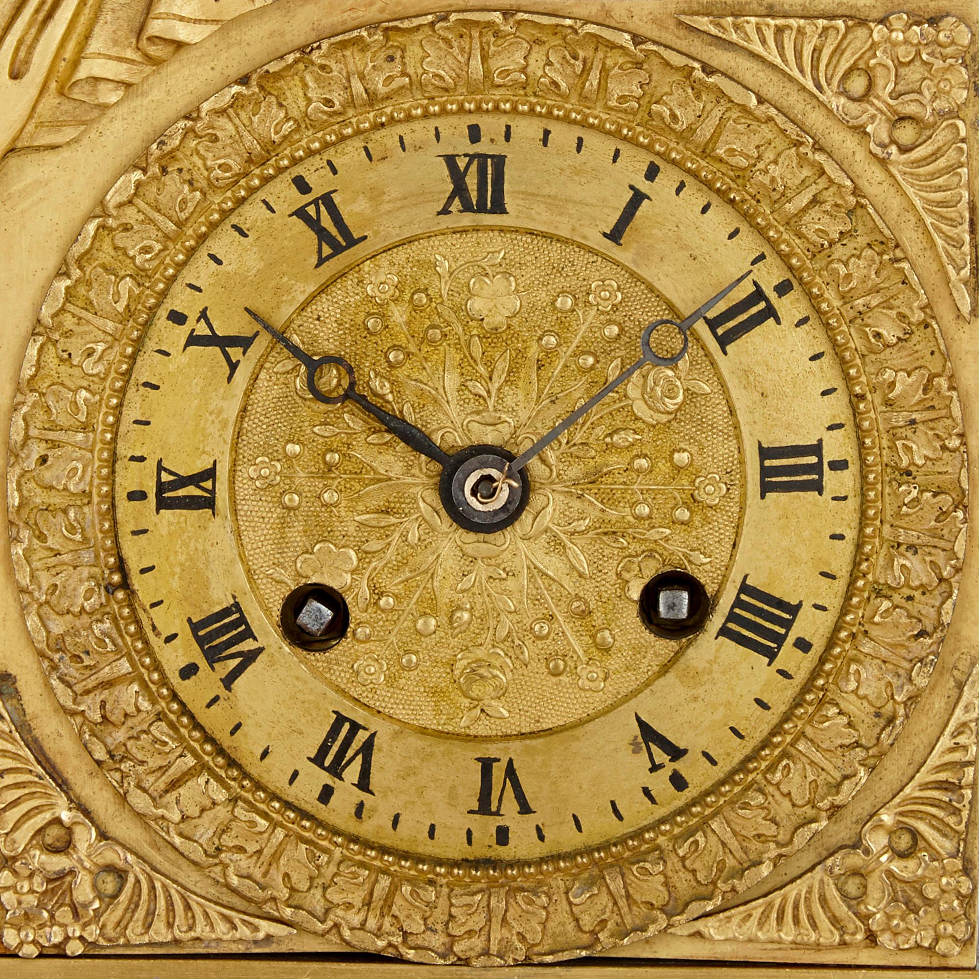 Französische Empire-Uhr aus vergoldeter Bronze (Vergoldet) im Angebot